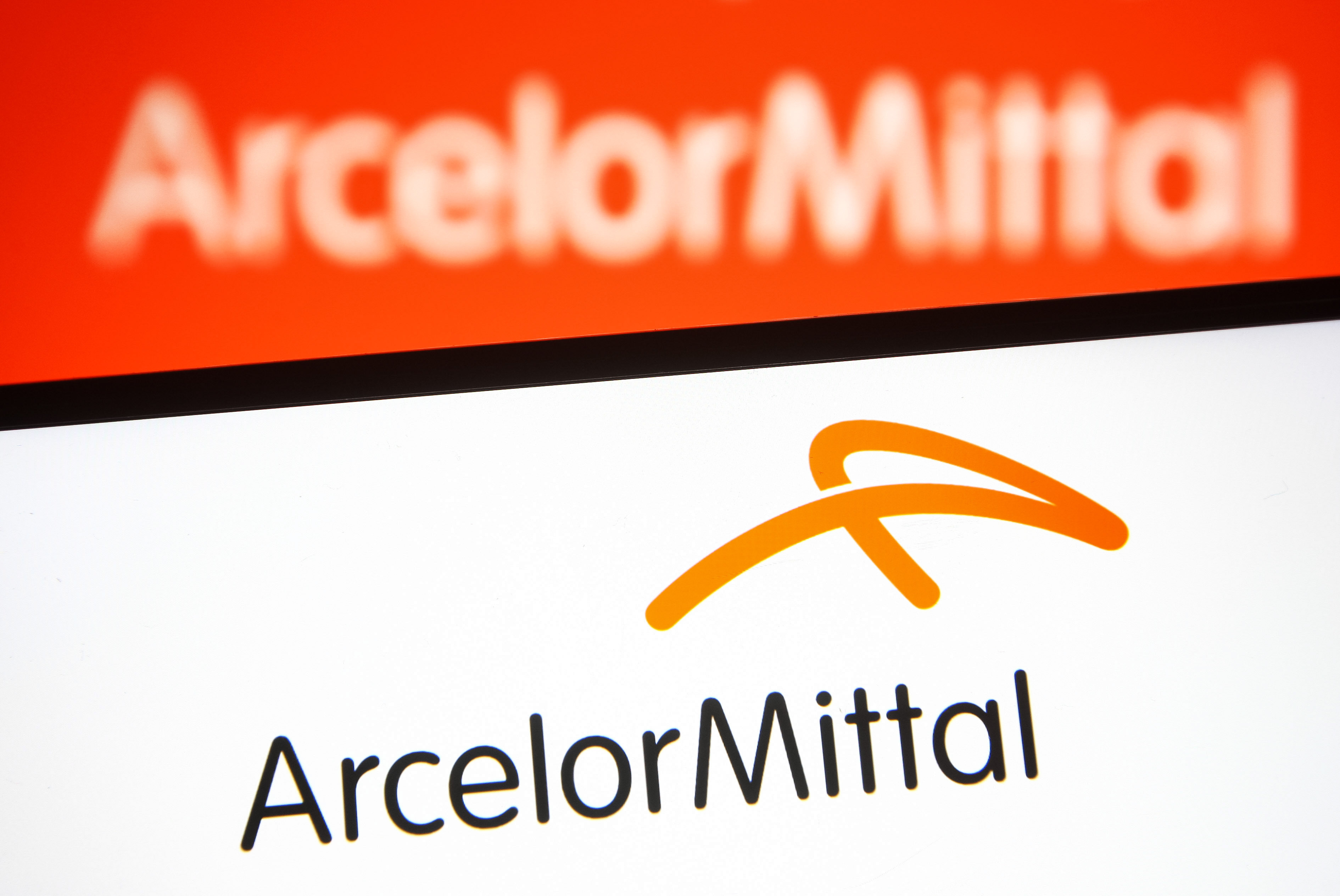 Începutul sfârșitului siderurgiei românești? ArcelorMittal, cel mai mare producător european de oțel, închide definitiv fabrica de la Hunedoara. Aproape 500 de oameni rămân fără locuri de muncă