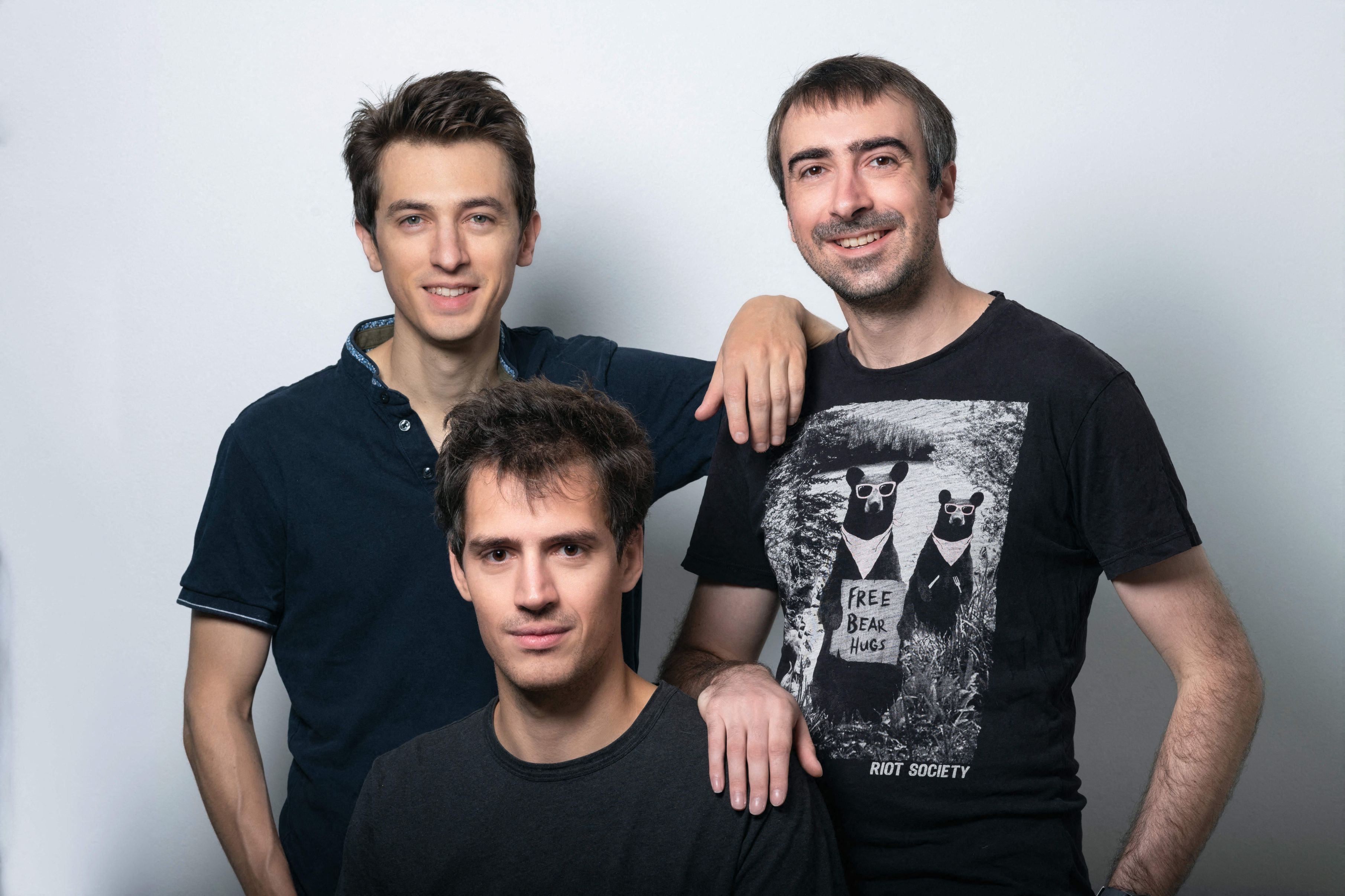 Cine sunt Arthur Mensch, Timothée Lacroix și Guillaume Lample, fondatorii Mistral AI, deveniți primii miliardari francezi din inteligență artificială. La doar 34 de ani ei au lăsat în spate laboratoarele Google și Meta unde s-au format și au plecat la drum cu un plan simplu și nebunesc: să bată giganții din Sillicon Valley la propriul joc