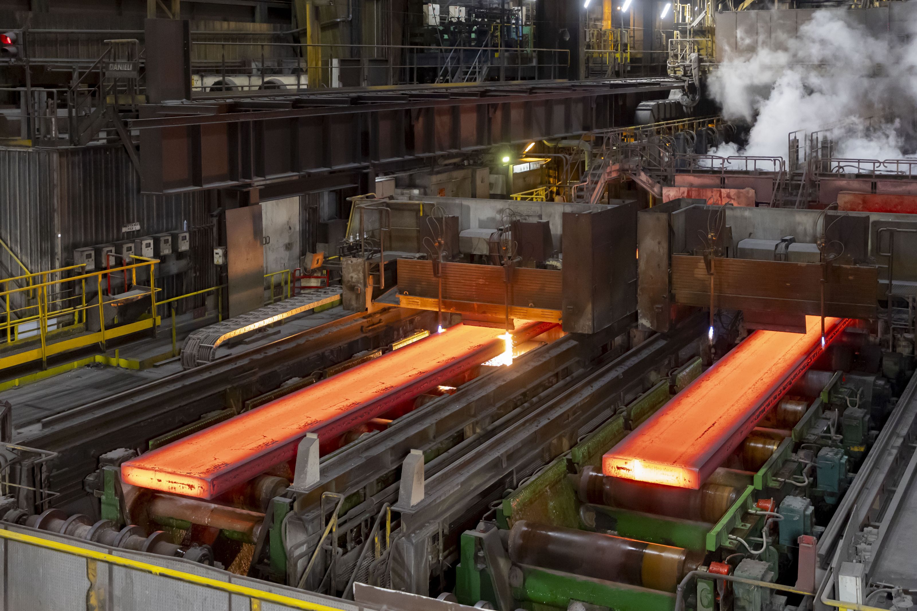 ArcelorMittal oprește producția la Hunedoara pe termen nedeterminat. Costurile energetice ridicate și importurile ieftine pun presiune pe combinatul siderurgic