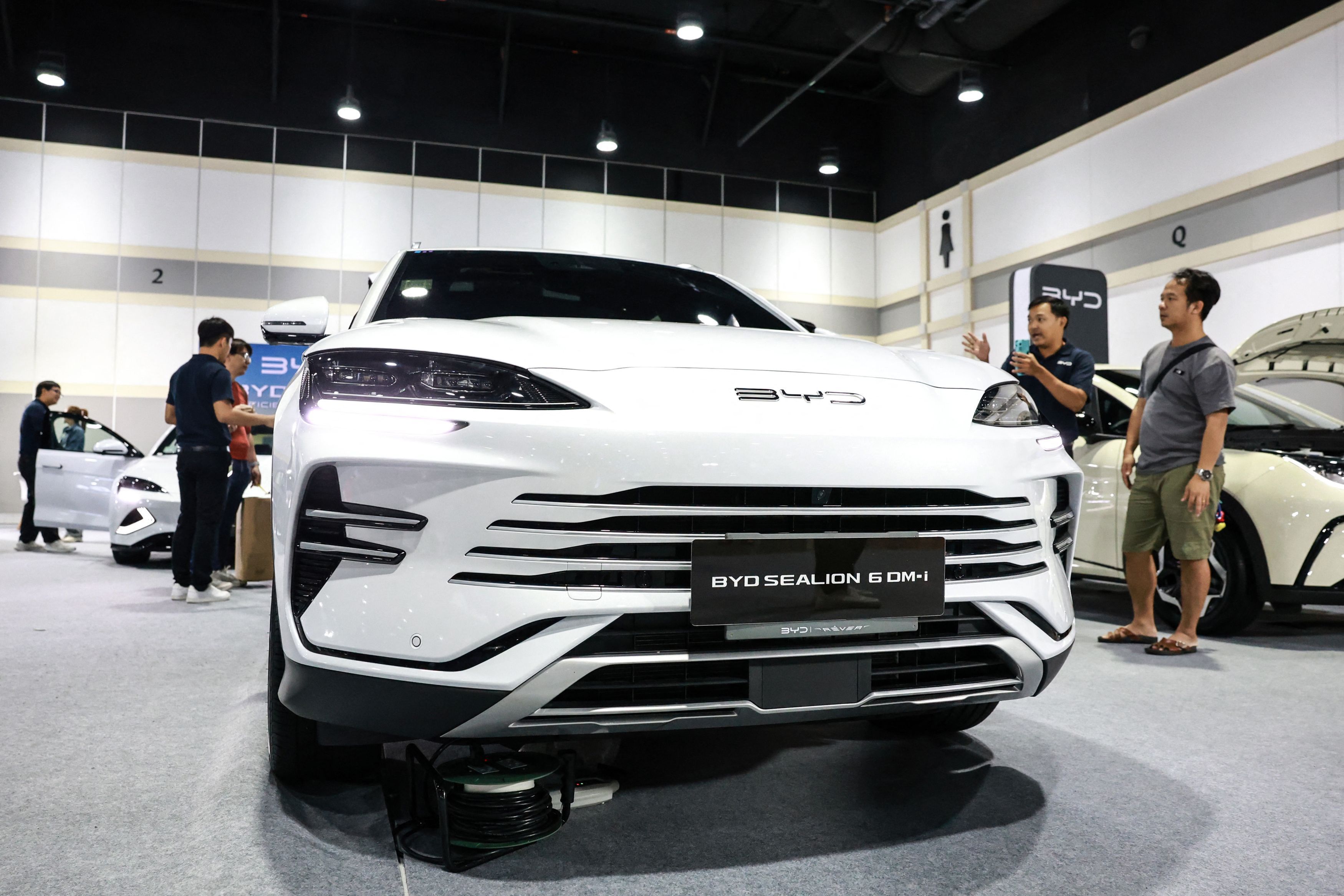 BYD, starul industriei auto chinezești cu care Beijingul voia să cucerească Europa, se luptă să câștige din nou încrederea investitorilor după cea mai dură prăbușire bursieră din ultimii trei ani care a șters 45 mld. dolari din capitalizarea de piață