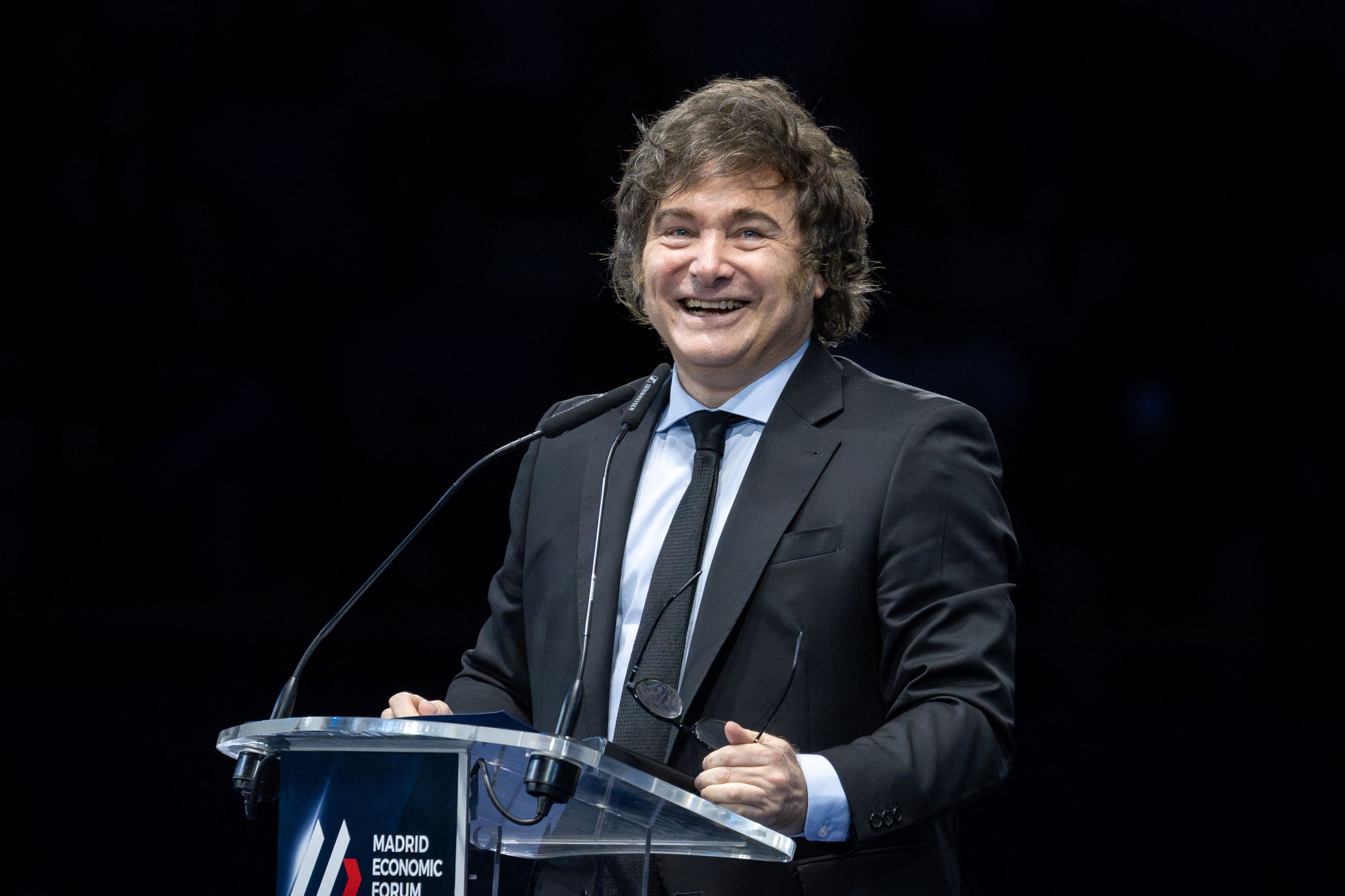 Javier Milei are aliați puternici: secretarul Trezoreriei Americane spune că „toate opțiunile sunt pe masă”, americanii fiind dispuși să cumpere obligațiuni argentiniene și să sprijine pesoul, în timp ce țara se confruntă cu noi presiuni din partea investitorilor internaționali