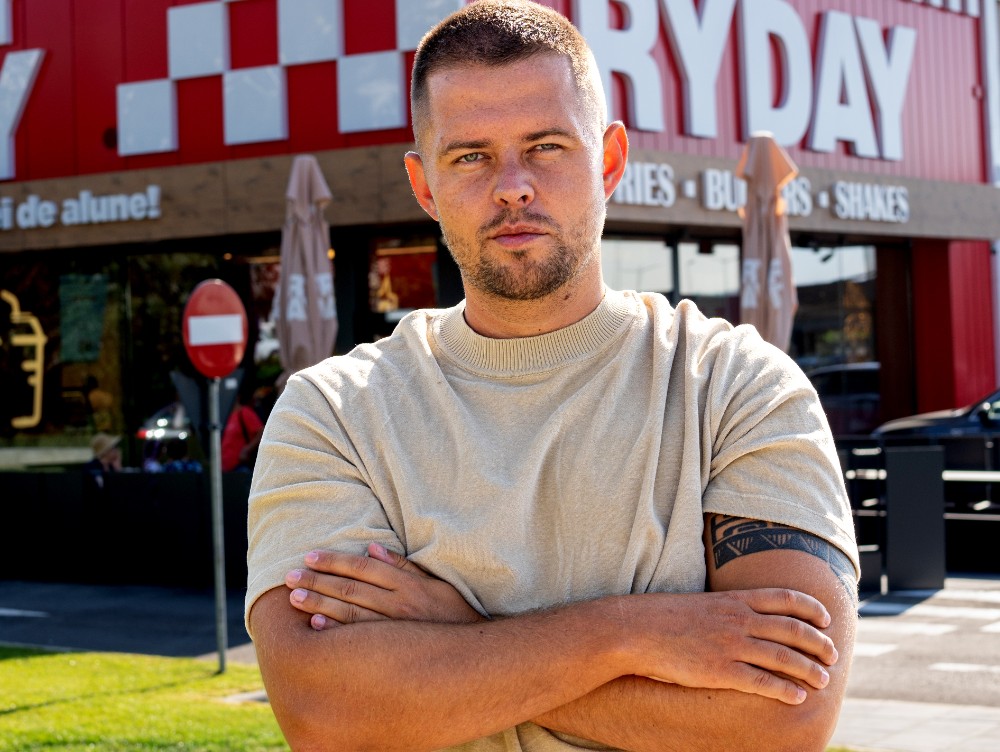 Românul care a creat lanțul de restaurante care se luptă cu giganții KFC și McDonald’s vrea să își demonstreze talentul chiar acasă la competitori, în SUA. Care este planul său