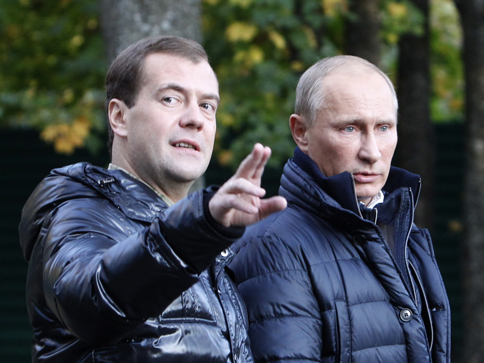 Vladimir Putin l-a decorat pe fostul președinte Dmitri Medvedev, chiar de ziua acestuia
