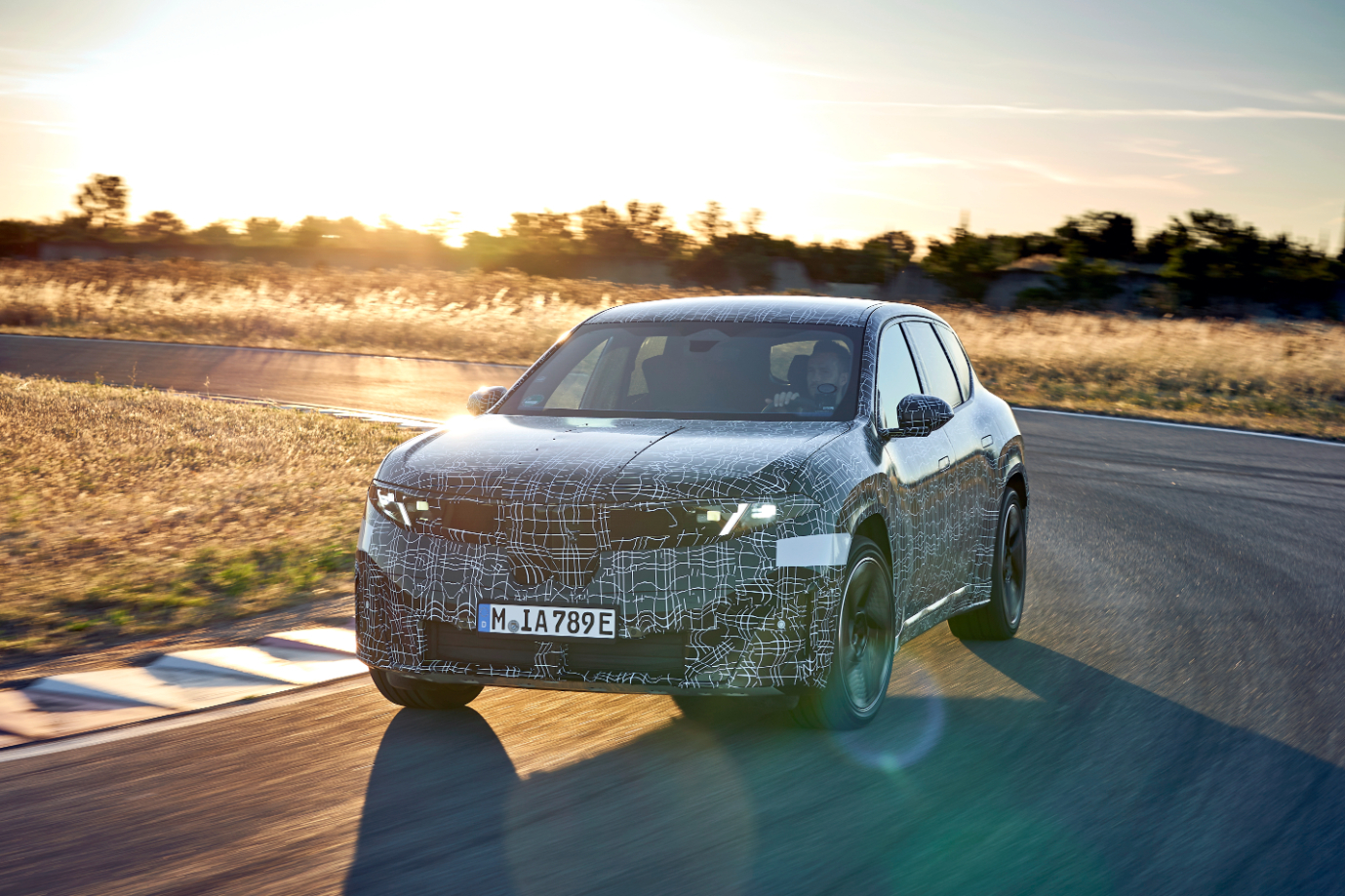 Europa începe ofensiva în războiul mașinilor electrice: BMW mizează pe platforma Neue Klasse pentru a concura cu Tesla și cu producătorii chinezi de mașini electrice: „Noul BMW iX3 va fi etalonul industriei noastre”. GALERIE FOTO