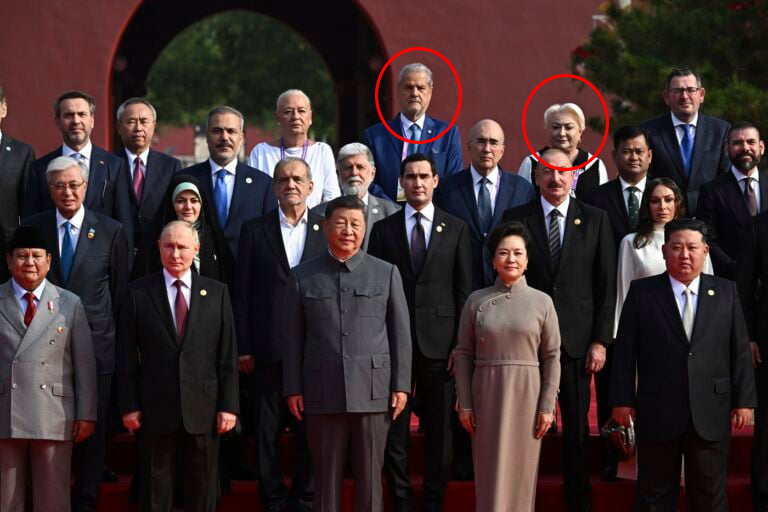 Liderul comunist Xi Jinping organizează cea mai spectaculoasă paradă militară din istoria Chinei. Armata chineză a prezentat în premieră tipuri de arme secrete nemaivăzute până în prezent. Foștii premieri ai României Adrian Năstase și Viorica Dăncilă au fost surprinși la „summitul dictatorilor”