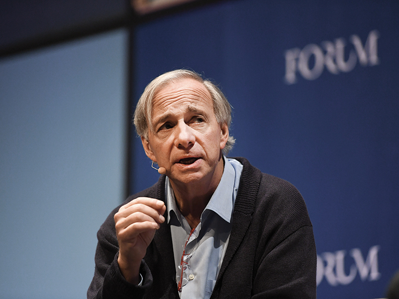 Avertisment sumbru de la legendarul investitor Ray Dalio: Datoria Statelor Unite s-a transformat într-o bombă cu ceas pentru ordinea financiară mondială. Există riscul să asistăm la prăbușirea hegemoniei economice și financiare americane