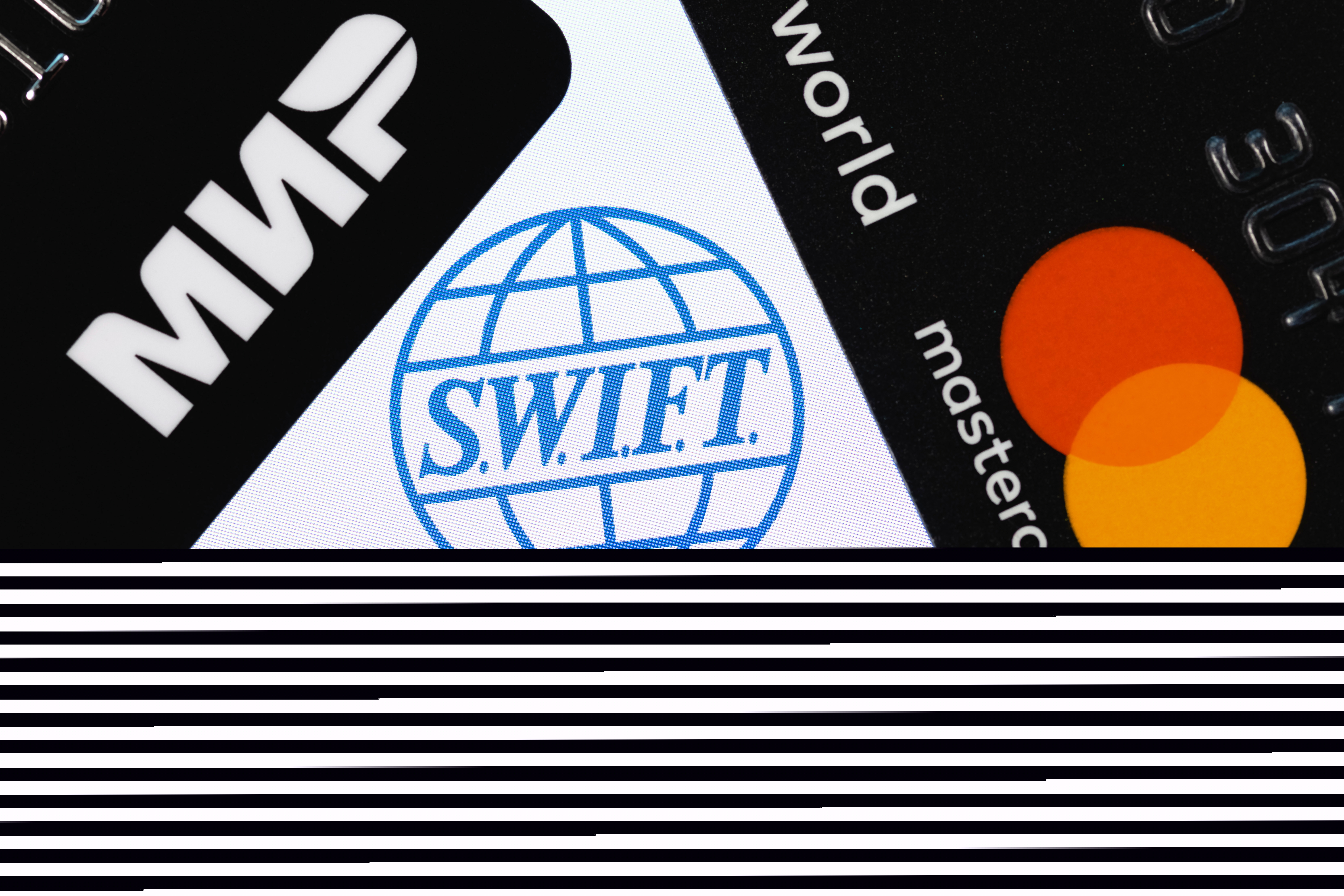Băncile globale fac front comun împotriva industriei de criptomonede. SWIFT, cel mai mare sistem de plăți interbancare la nivel global, pregătește un blockchain pentru a rivaliza cu piața de criptomonede stabile, evaluată la 300 de miliarde de dolari