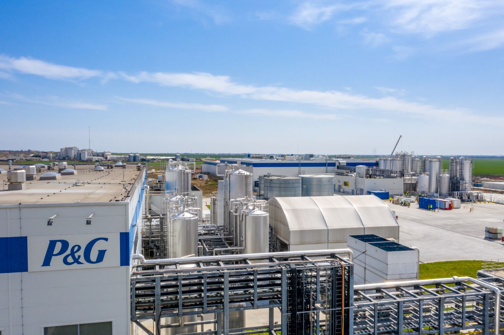O veste bună pentru economia românească: Gigantul american P&G a deschis o nouă linie de producție la una dintre fabricile de la Urlați. „Am pus România pe harta globală a companiei”