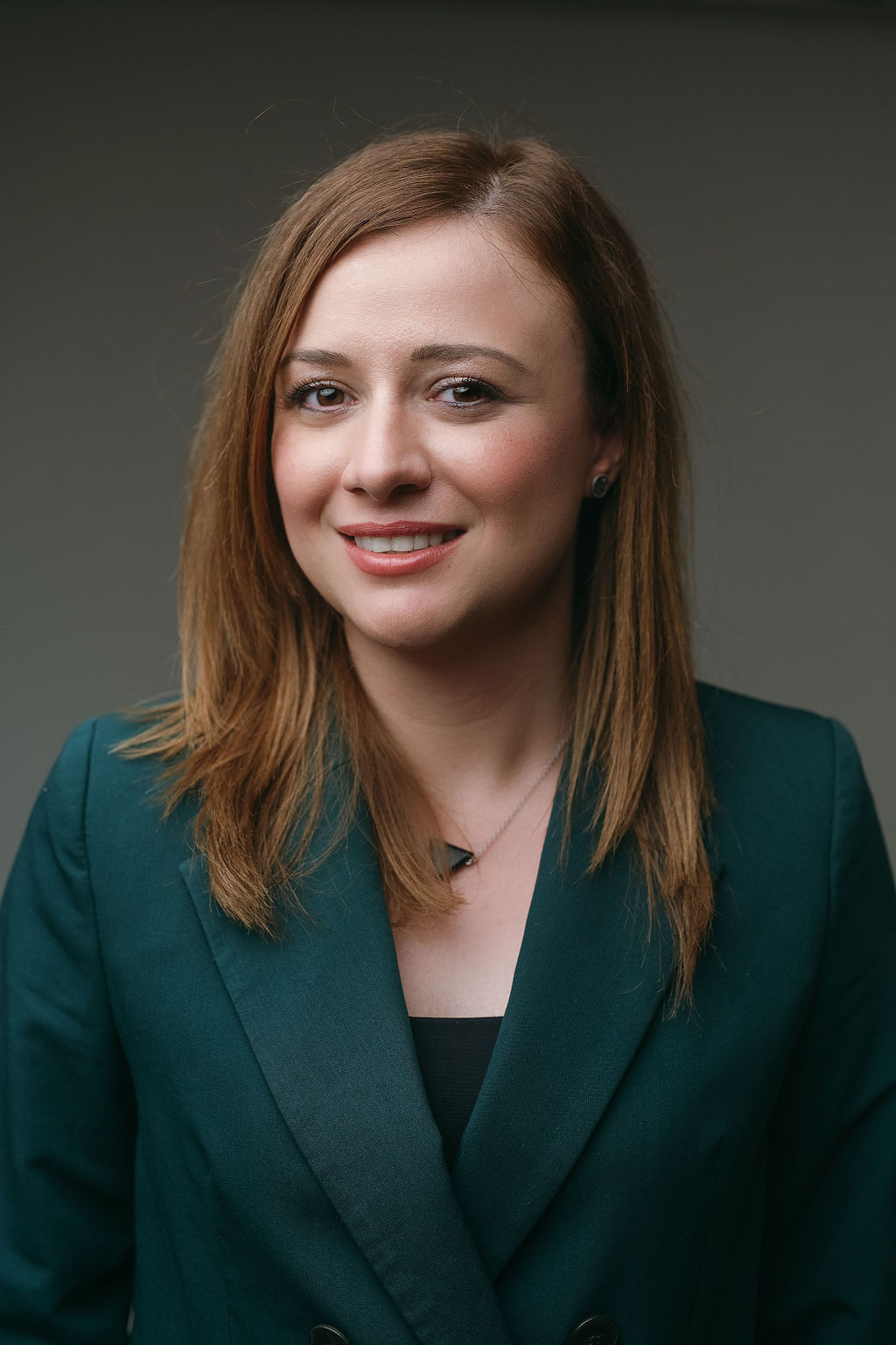 Florina Andra Ilie, Senior Manager, HR & ESG Advisory, Forvis Mazars în România, despre transpunerea Directivei UE privind transparența salarială: România are oportunitatea de a demonstra că egalitatea salarială reprezintă un principiu de bază al sistemelor de remunerare