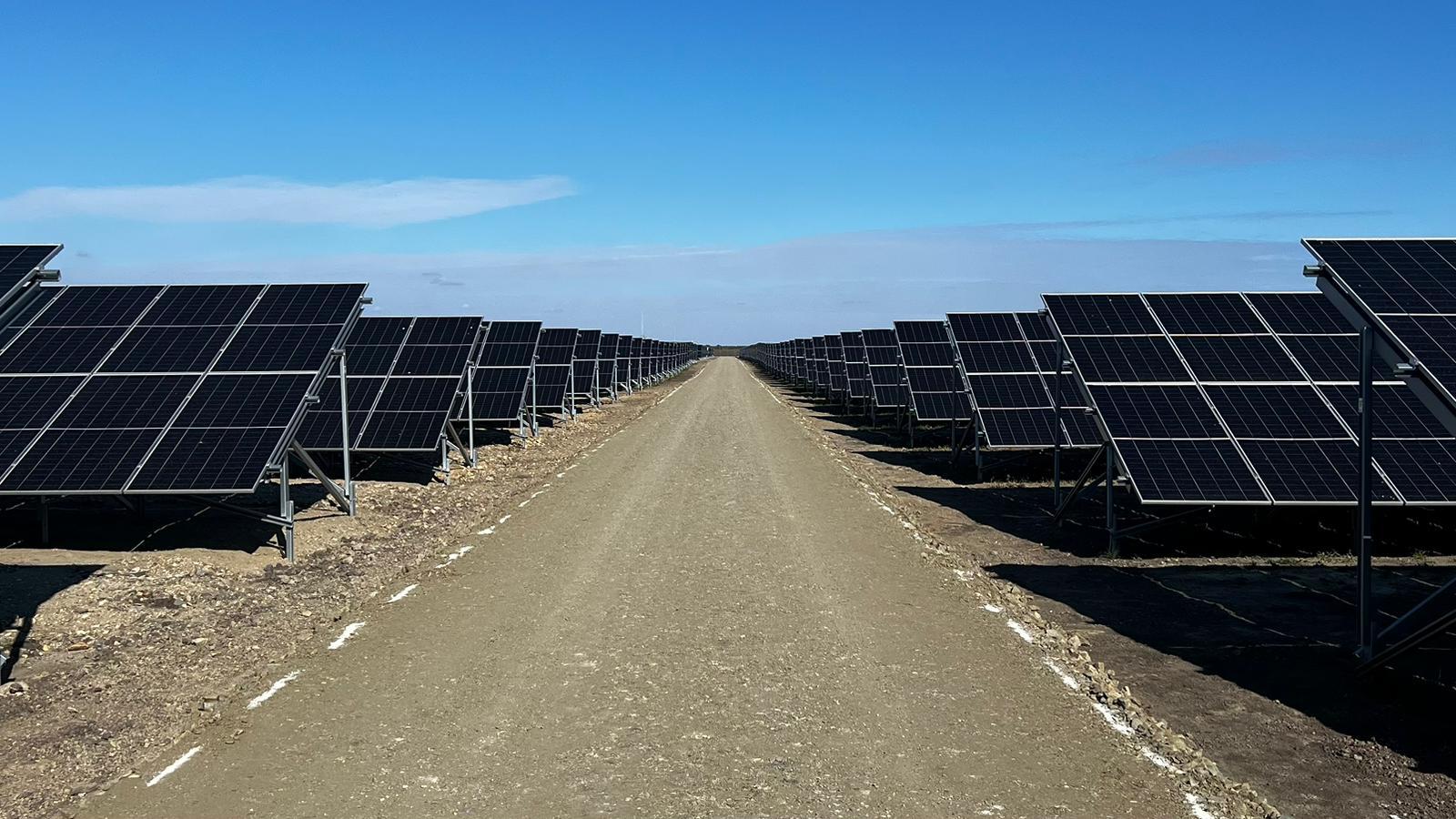 NEPI Rockcastle, cel mai mare proprietar de centre comerciale din România, deschide primul său parc solar cu o investiție de 30 milioane de euro. Proiectul a fost preluat de la Monsson și finalizat cu ajutorul LONGi și Enevo Group
