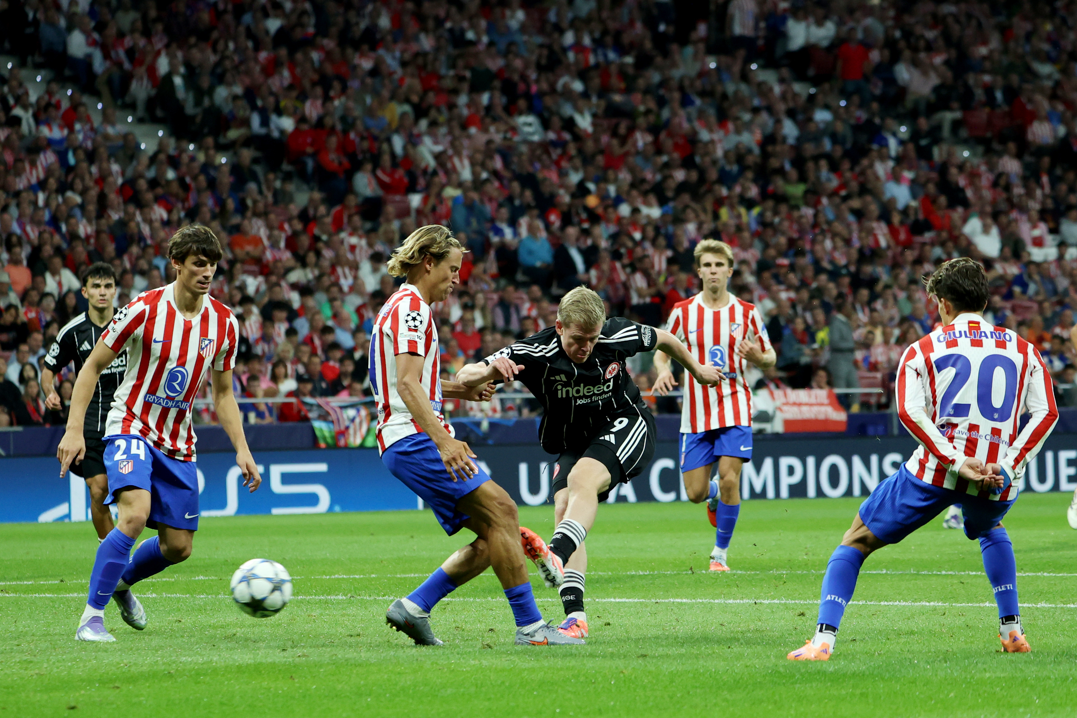 Una dintre cele mai importante tranzacții din istoria fotbalului mondial: Proprietarii celebrului club spaniol Atlético Madrid au bătut palma cu fondul american Apollo. Puțină lume știe, dar unul dintre acționarii actuali ai Atletico Madrid este Idan Ofer, fiul lui Sammy Ofer, care pornind din Galați, a ajuns cel mai bogat om din Israel