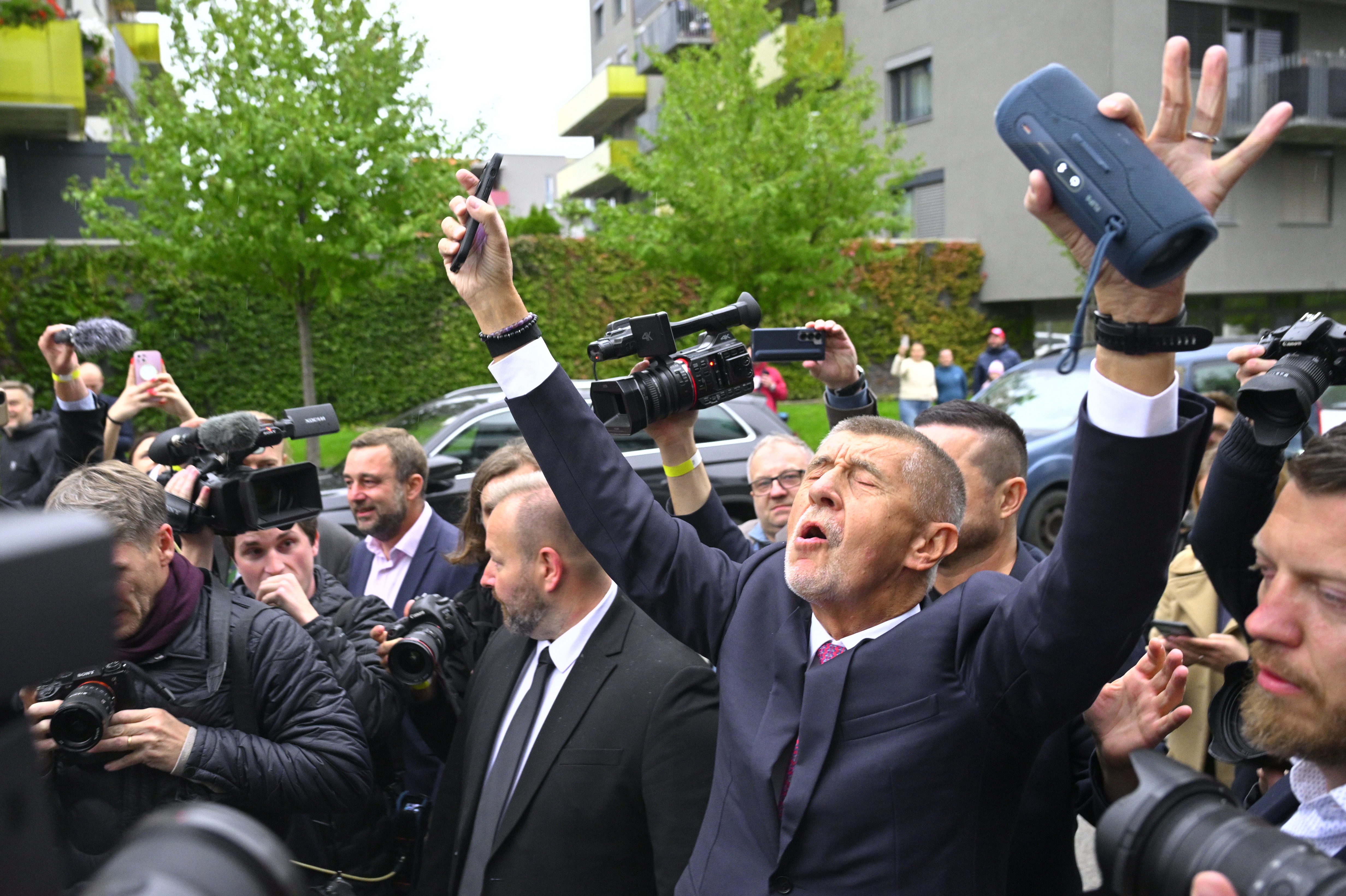 Miliardarul ceh Andrej Babiš, cu afaceri de peste 200 mil. euro în România, este pe cale să revină la putere după ce a obținut o victorie decisivă în alegerile parlamentare, promițând să anuleze patru ani de austeritate, să naționalizeze CEZ și să reducă sprijinul militar acordat Ucrainei