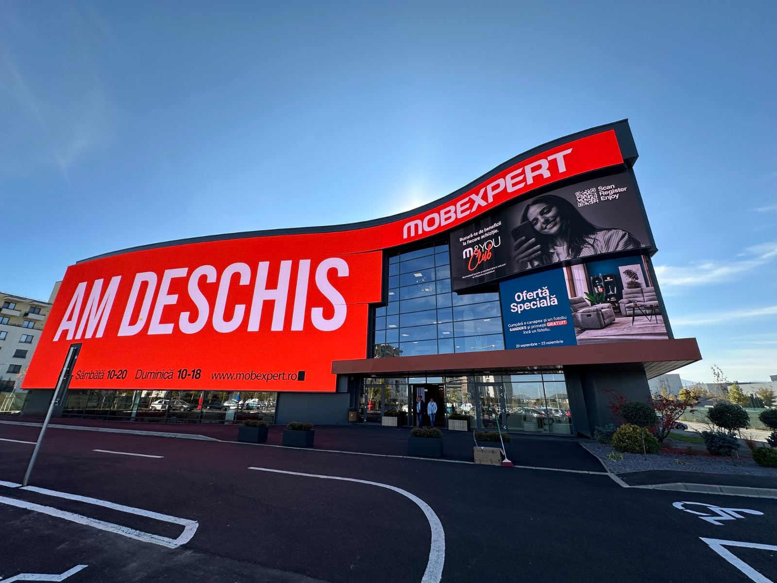 Mobexpert a deschis un magazin în Brașov, cel mai mare din Transilvania, în zona comercială Coresi. Magazinul are 10.000 mp, iar fațada are cel mai mare ecran LED din sud-estul Europei. Dan Șucu, proprietar: Ducem mai departe visul de a crea și produce în România