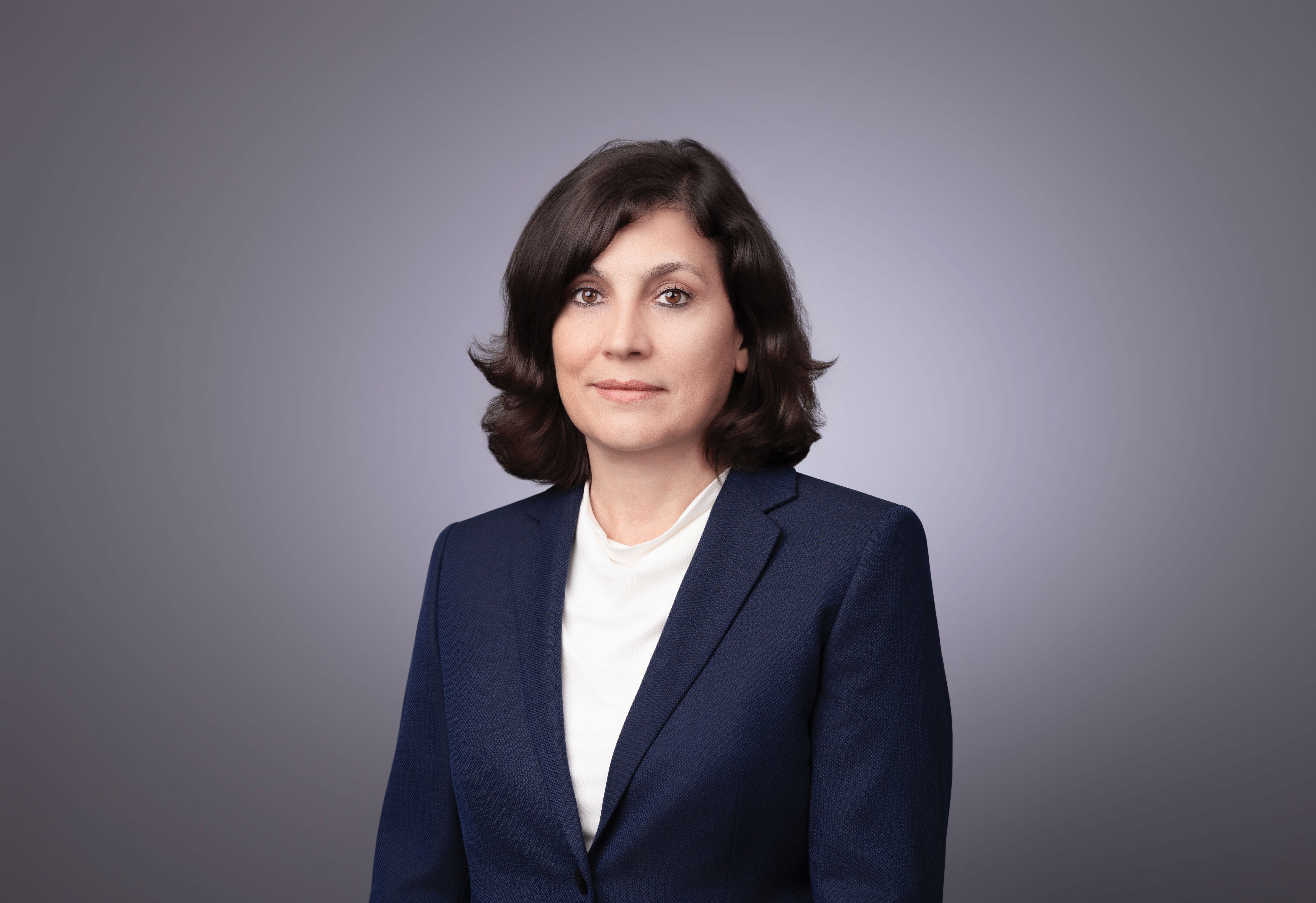 Cine a fost prima femeie și primul român numit CEO în comerțul modern alimentar, la conducerea rețelei Cora, și ce gigant local conduce acum?
