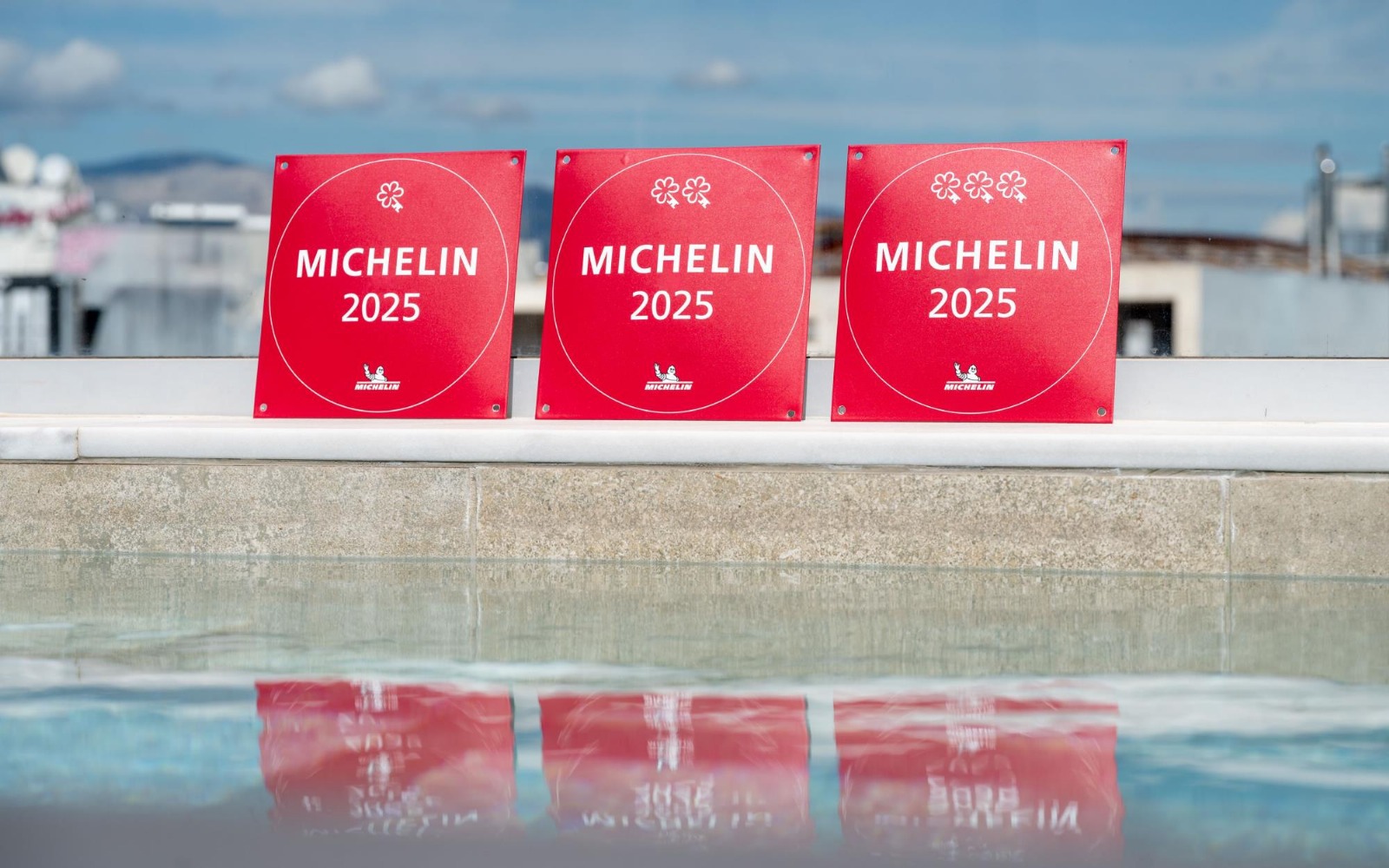 Șase hoteluri din România au fost incluse în Michelin Keys, ghidul Michelin dedicat unităților de cazare. Două hoteluri din București și Transilvania au primit două chei Michelin