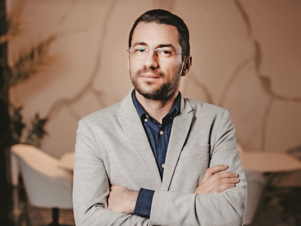 Povestea tânărului ce s-a săturat de blocuri și betoane și a decis să își construiască visul în mijlocul naturii, unde a ridicat unul dintre cele mai impresionante locuri de distracție din țara noastră.