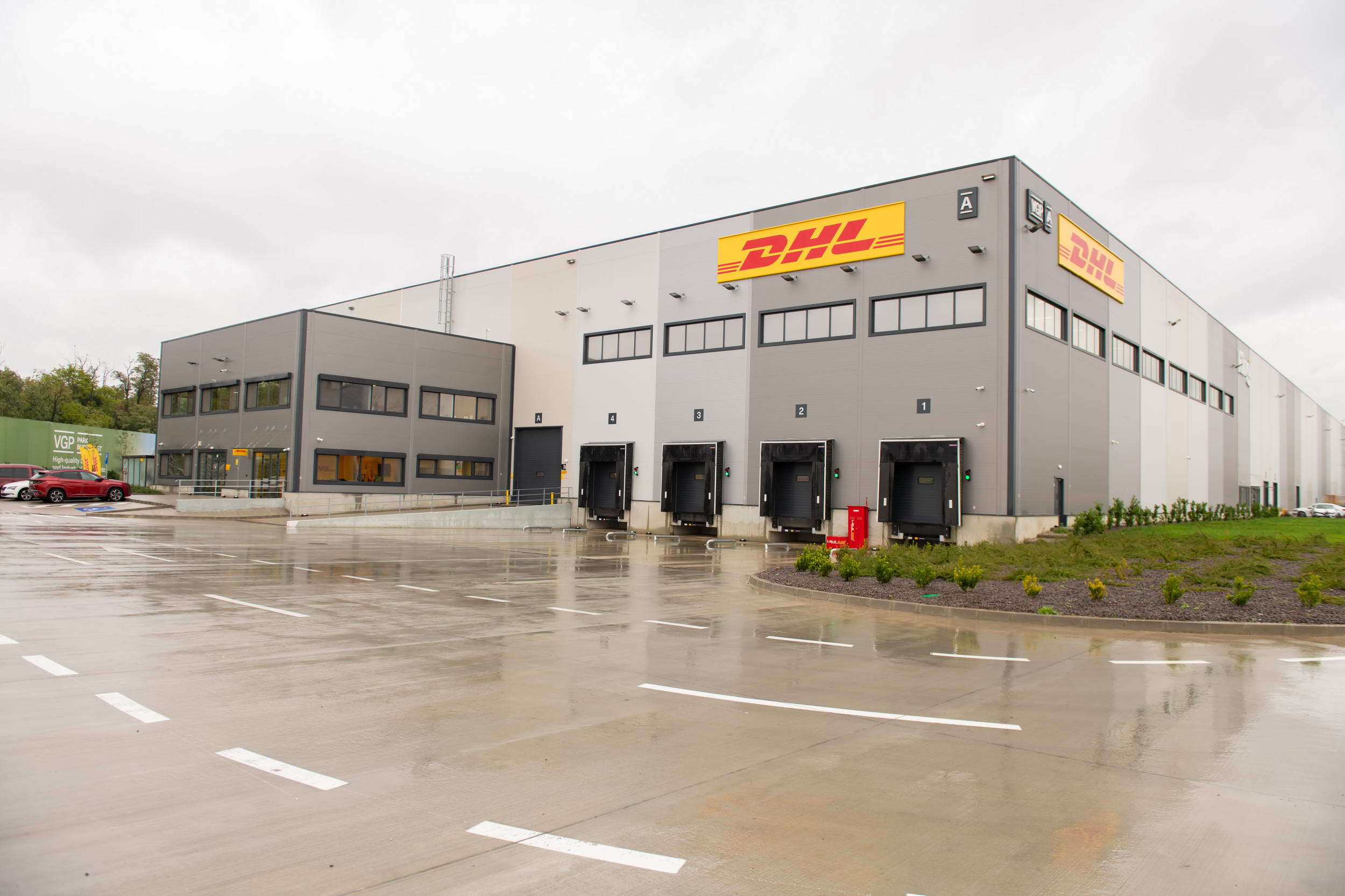 DHL mizează pe sustenabilitate și investește peste 5 milioane de euro în primul centru logistic carbon neutru din România