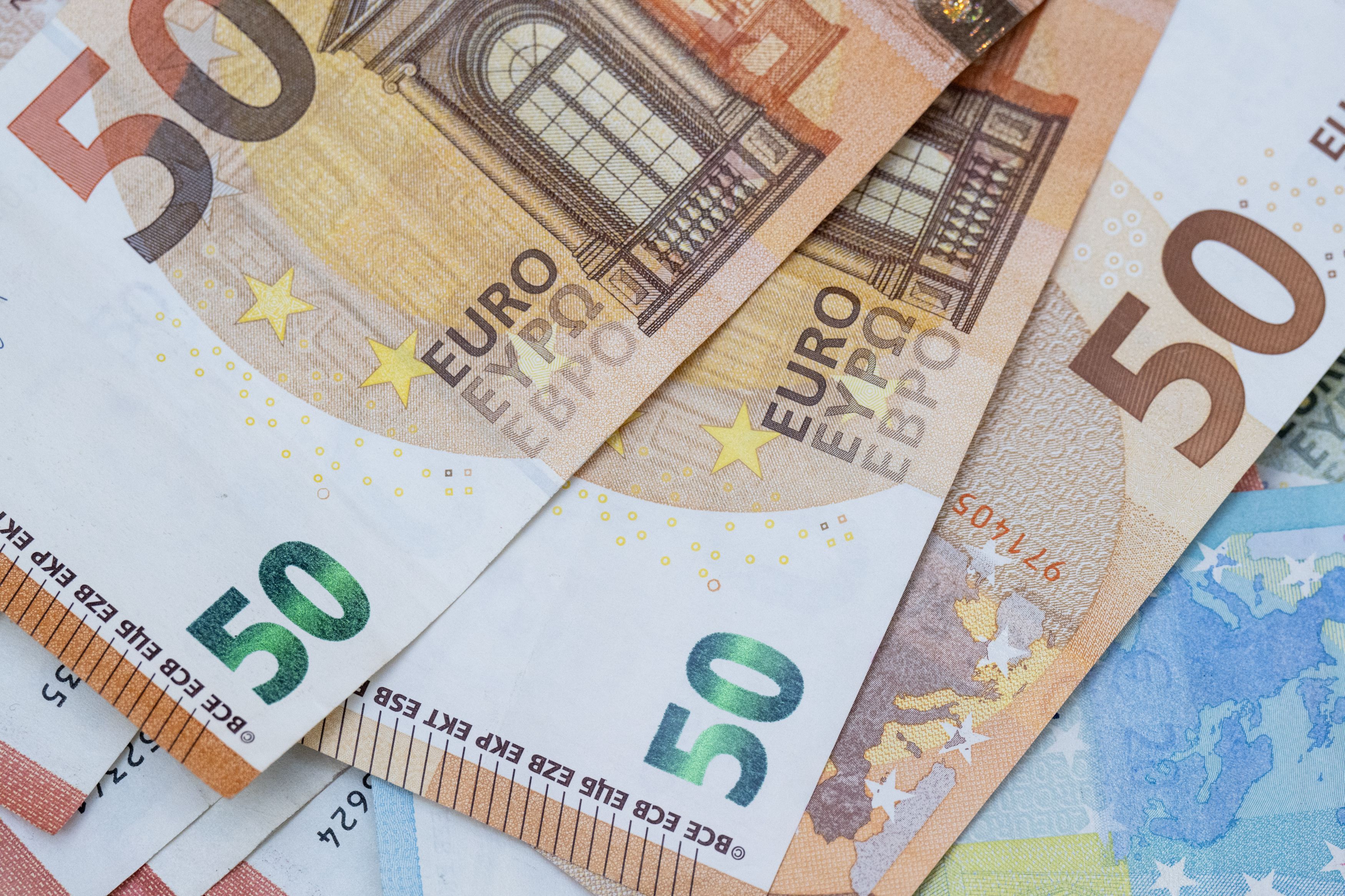 Datoria externă totală a României a urcat la 222 mld. euro după primele 8 luni din 2025, cu un avans de aproape 19 mld. euro; datoria administrației publice a crescut cu 15 mld. euro față de decembrie 2024