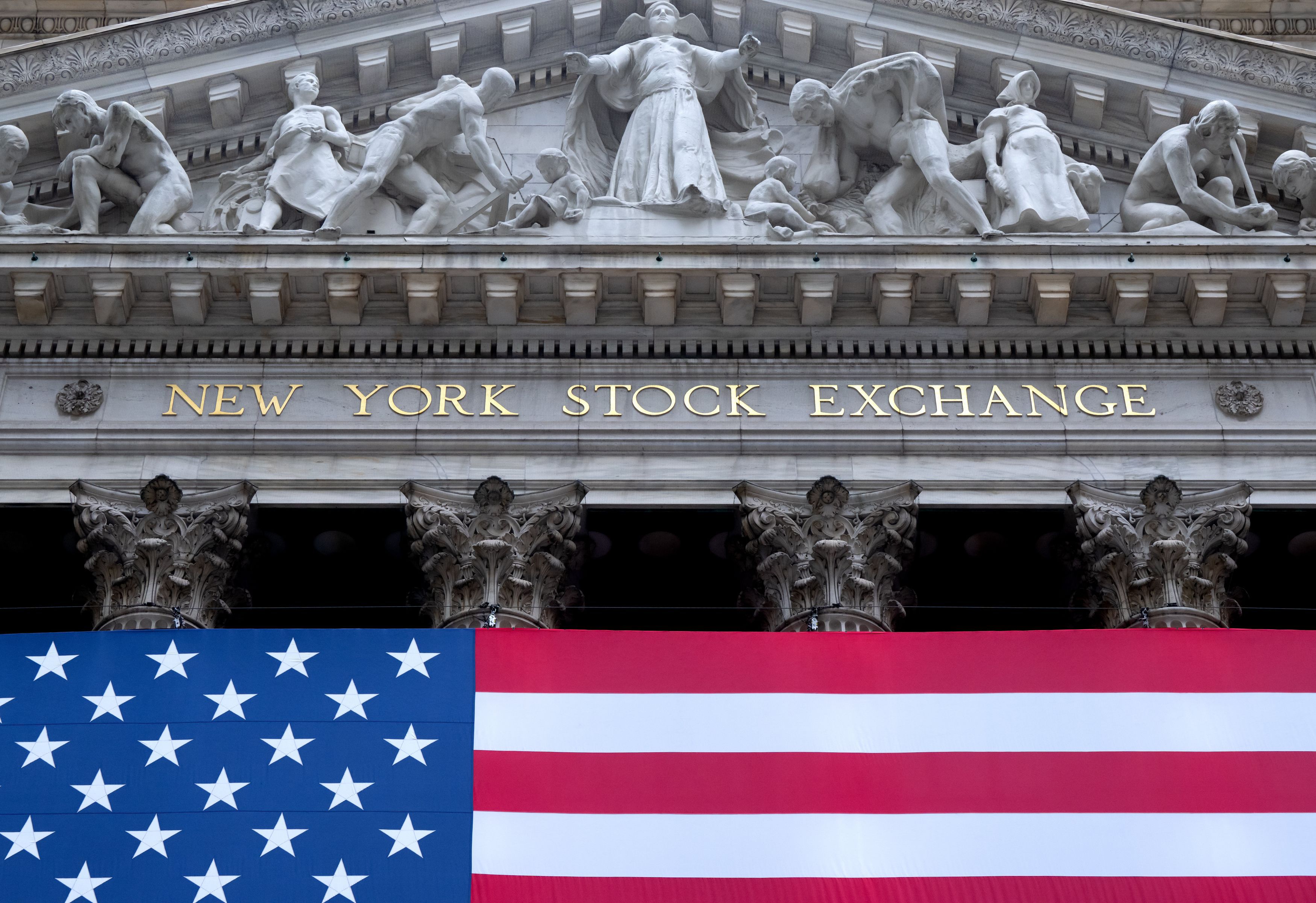 Revenire spectuaculoasă pe bursele americane: După ce au deschis în scădere pe fondul tensiunilor comerciale dintre SUA și China, principalii indici își revin puternic. S&P 500 este pe plus cu 0,2%, Dow Jones adaugă 0,6%, în timp ce Nasdaq rămâne pe roșu cu -0,2%
