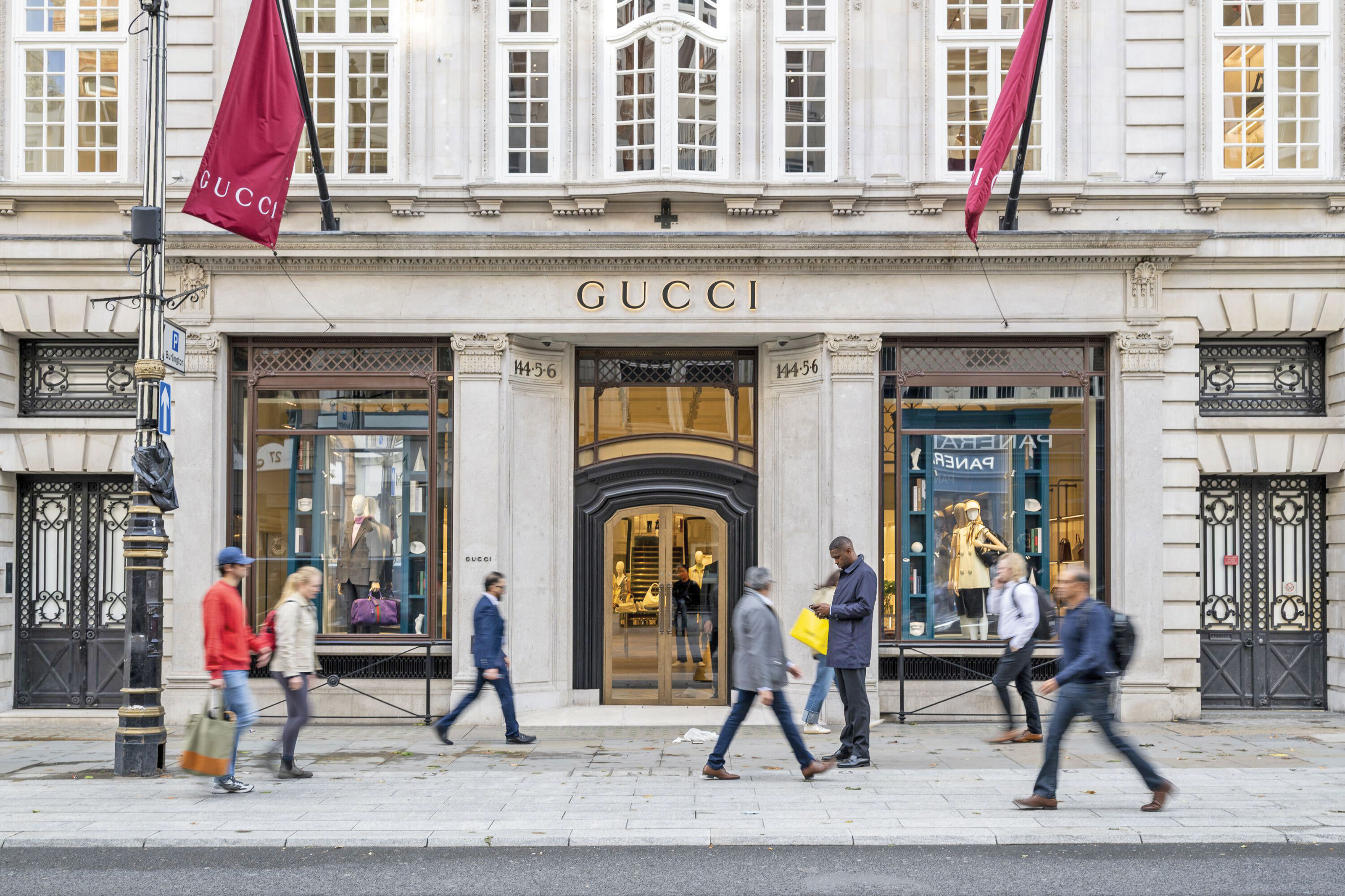 De la vânzarea de mașini la vânzarea de genți: odată cu venirea lui Luca de Meo la Kering (Gucci, Balenciaga), devine industria luxului un sector ca oricare altul?
