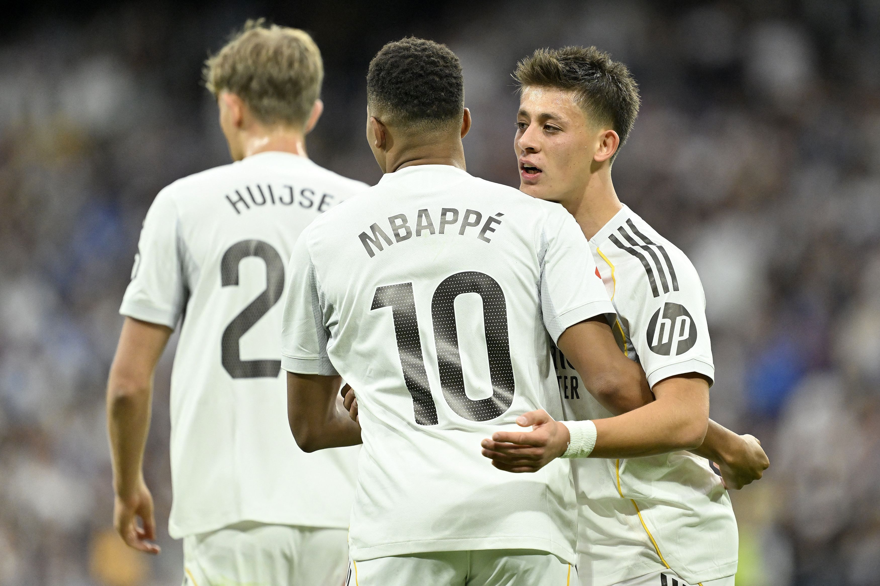 Real Madrid cere despăgubiri de peste 4 miliarde de euro de la UEFA, după ce instituția a blocat, în 2021, proiectul Super Liga, care ar fi schimbat fundamental fotbalul european, dând naștere unui campionat continental de cluburi. Totul rămâne acum la mâna instanțelor