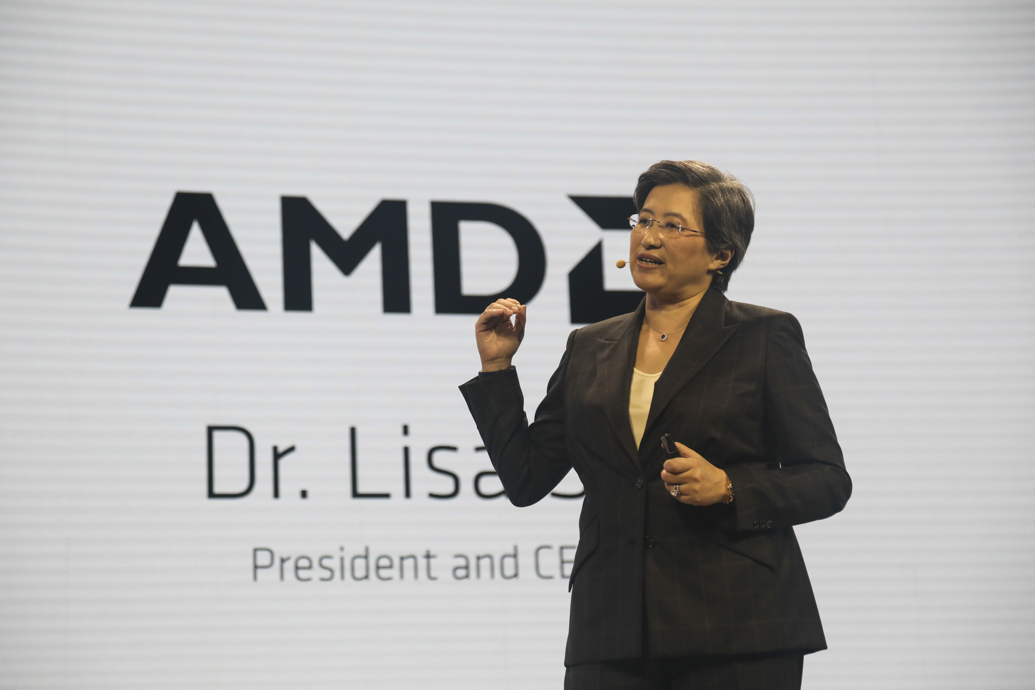 Acțiunile AMD explodează cu 25% după anunțul unui parteneriat istoric cu OpenAI: compania de AI va putea cumpăra până la 10% din producătorul de cipuri