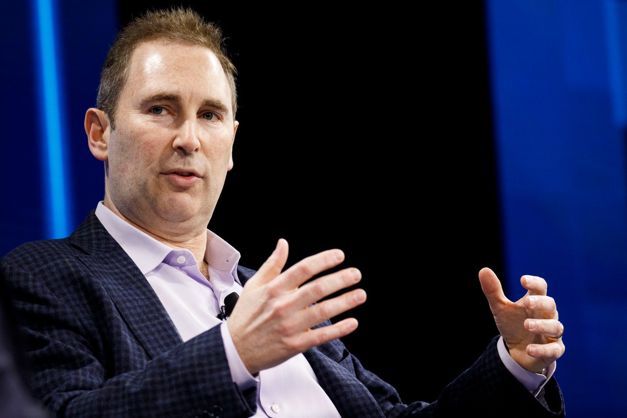 Restructurare masivă la Amazon: până la 30.000 de “gulere albe” își vor pierde locurile de muncă. Tăierile, coordonate de CEO-ul Andy Jassy, care s-a plâns de birocrația prea mare din companie