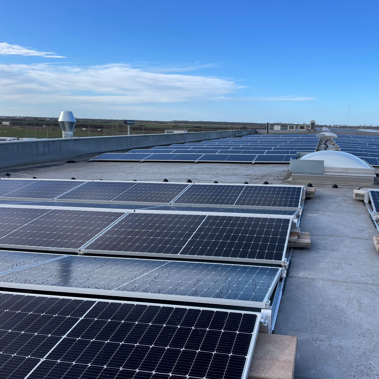 E.ON Energie România a avea la final de septembrie 400 de centrale electrice fotovoltaice livrate companiilor partenere, cu o valoarea totale de peste 75 mil.euro