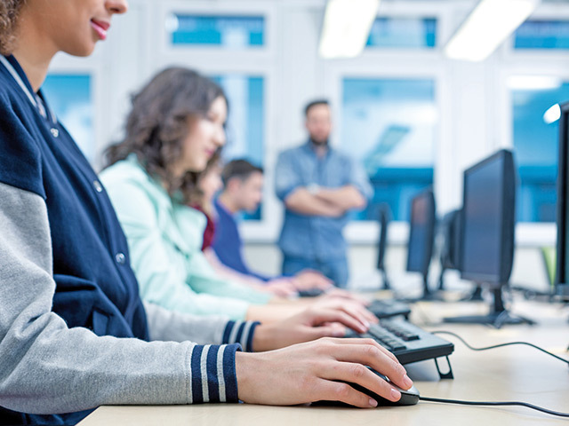 Caută un internship apropiat de preocupările tale. Poți să descoperi că acel job este pentru tine sau nu e. Ambele variante sunt câștigătoare