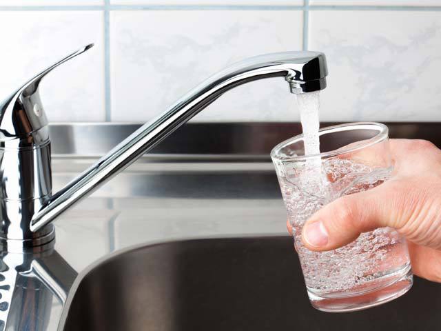 Toxina ascunsă din apa potabilă care crește riscul de boli cronice. Ce recomandă cercetătorii