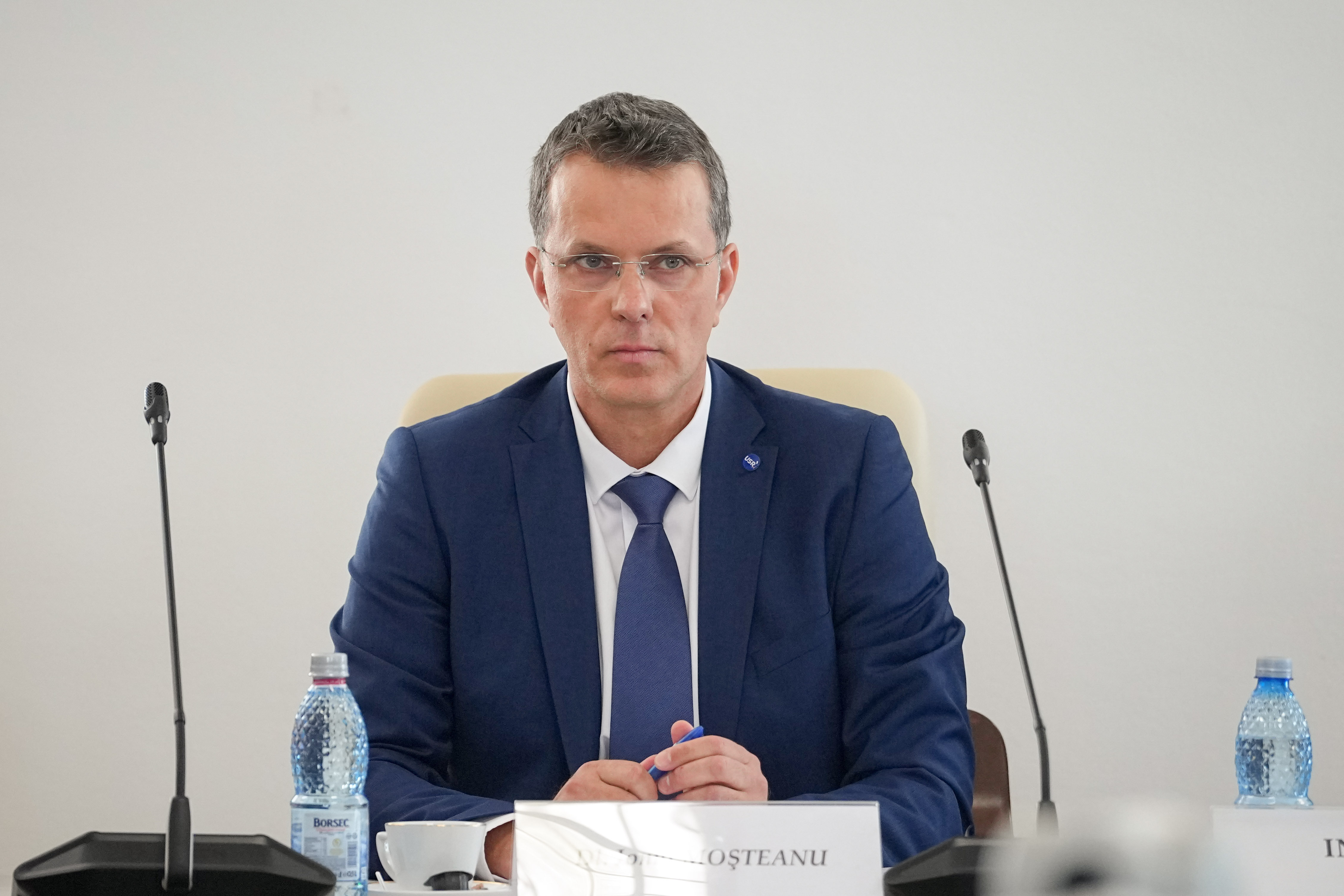 Cum de am ajuns ca atâția lideri politici ai României să nu aibă studii serioase și un parcurs profesional meritoriu? Cum de vin la conducere mai ales oameni cu studii la facultăți particulare fără prestigiu sau chiar cu probleme de CV, cu diplome incerte?