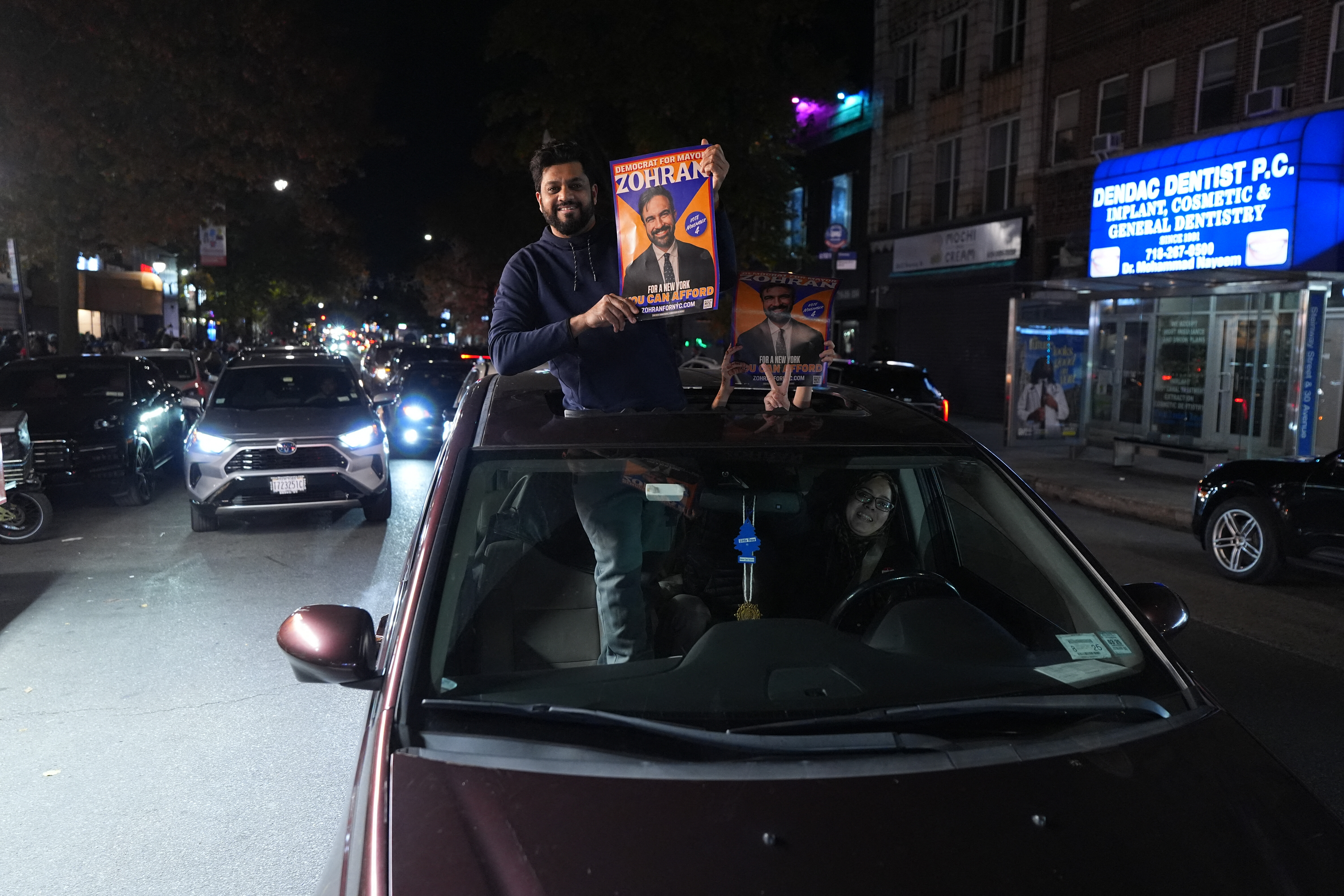 Cum a ajuns un socialist să cucerească New York-ul în fața miliardarilor care au vrut să-l oprească? Cine sunt cei doi miliardari din spatele lui Mamdani, care au pariat pe „sfârșitul dominației miliardarilor”