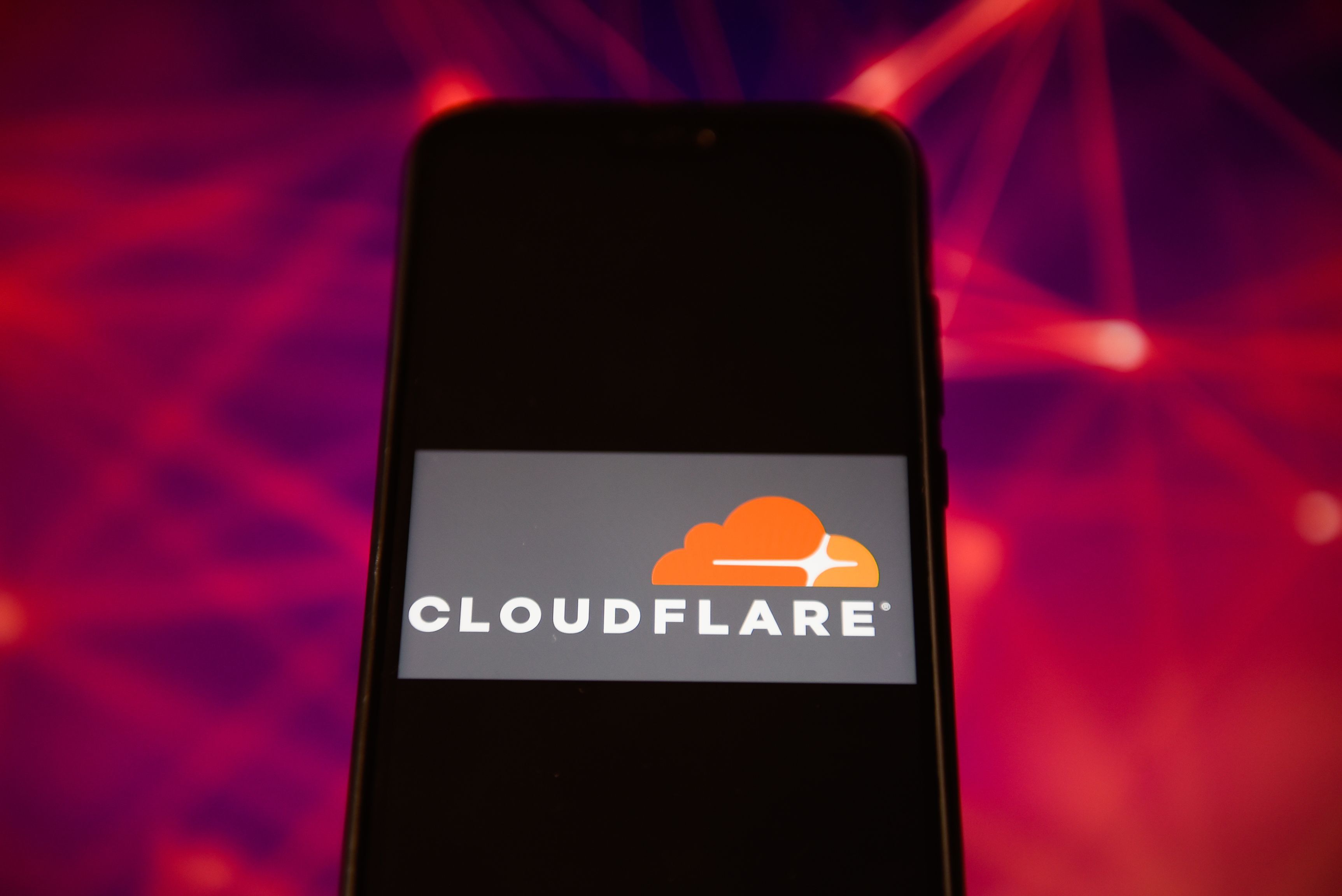 Cum a reușit o defecțiune internă a Cloudflare să strice site-uri și aplicații din întreaga lume? A ajuns internetul prea dependent de câteva companii mari?
