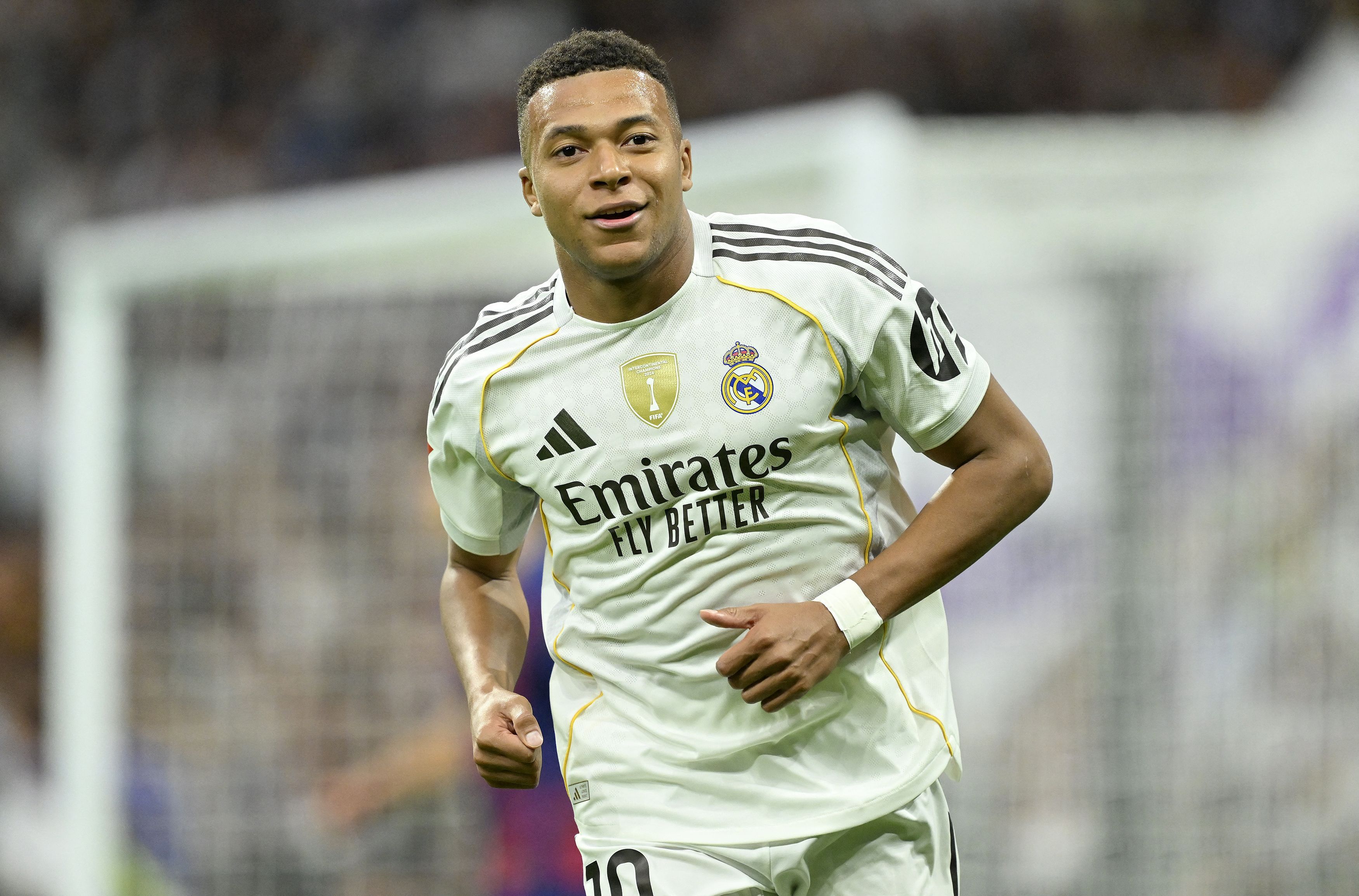 Cum a ajuns Real Madrid să vândă tricouri cu Kylian Mbappé pentru 200 de lire în Marea Britanie? Cluburile de fotbal sunt tot mai dependente de vânzările din fan shopuri
