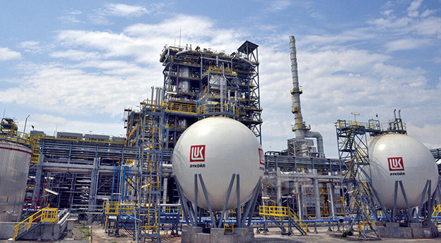 Răsturnare șocantă pe piața globală a petrolului: SUA acuză Gunvor că este „marioneta Kremlinului” și blochează mega-tranzacția pentru activele Lukoil. Oferta se prăbușește între acuzații, presiuni geopolitice și jocuri de culise, deschizând un nou front în războiul economic pentru „aurul negru” al Rusiei