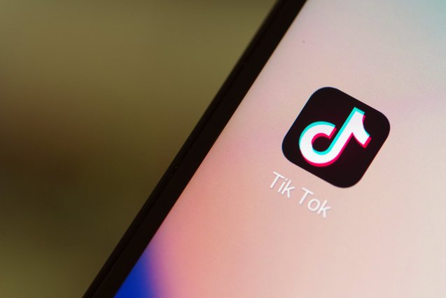 TikTok devine partenerul tău de lectură. Ce genuri literare scoate la iveală platforma pe care dai scroll ore în șir