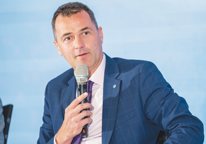 Premieră: CEC a democratizat achizițiile de titluri de stat pentru persoanele fizice, care pot fi făcute direct de pe telefon. De pe pârtia din Austria poți cumpăra titluri de stat în lei, euro și dolari emise de Ministerul Finanțelor pe piața primară, deci nu doar Fidelis și Tezaur
