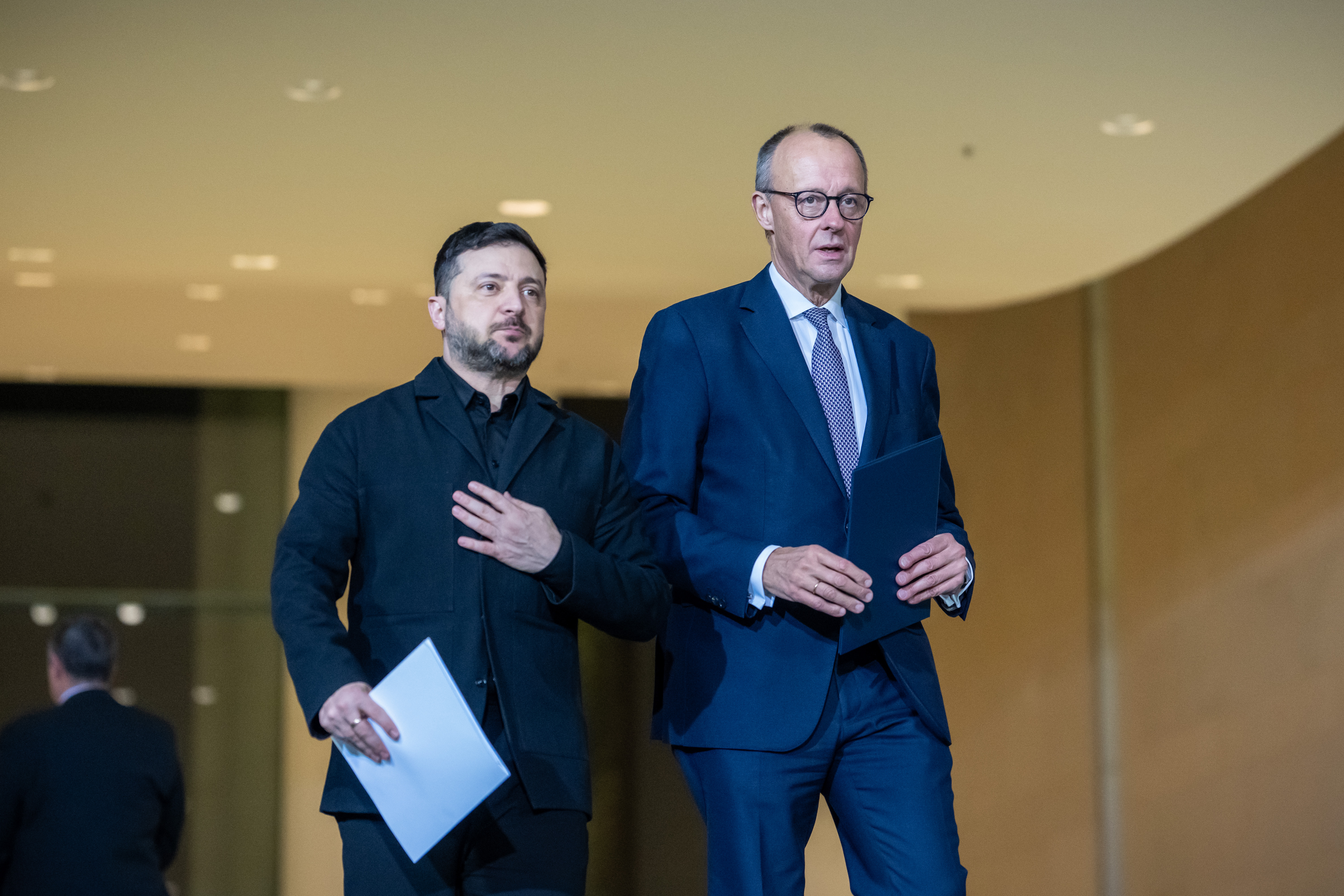După mai bine de 16 ore de discuții, liderii UE au ajuns la un acord pentru a împrumuta Ucrainei 90 de miliarde de euro, după ce nu s-au înțeles cum să folosească activele suverane rusești înghețate. Macron: Absența unei decizii ar fi fost un dezastru