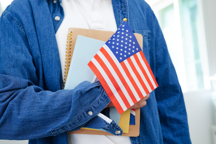 Gen Z, pregătește-ți pașaportul: bursele pentru liceeni FLEX 2025-2026 îți pot aduce un an de studiu la un liceu din America