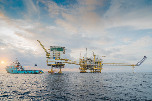Statul extinde cu 15 ani toate licențele onshore pe care OMV le-a luat la privatizarea Petrom și primește un plus de 40% la redevențe. Cât plătește OMV Petrom ca redevențe pentru petrolul și gazul care-i generează venituri de 7,2 mld. euro? Circa 155 mil. euro în 2024. Compania a primit și doi ani în plus la explorarea în Marea Neagră