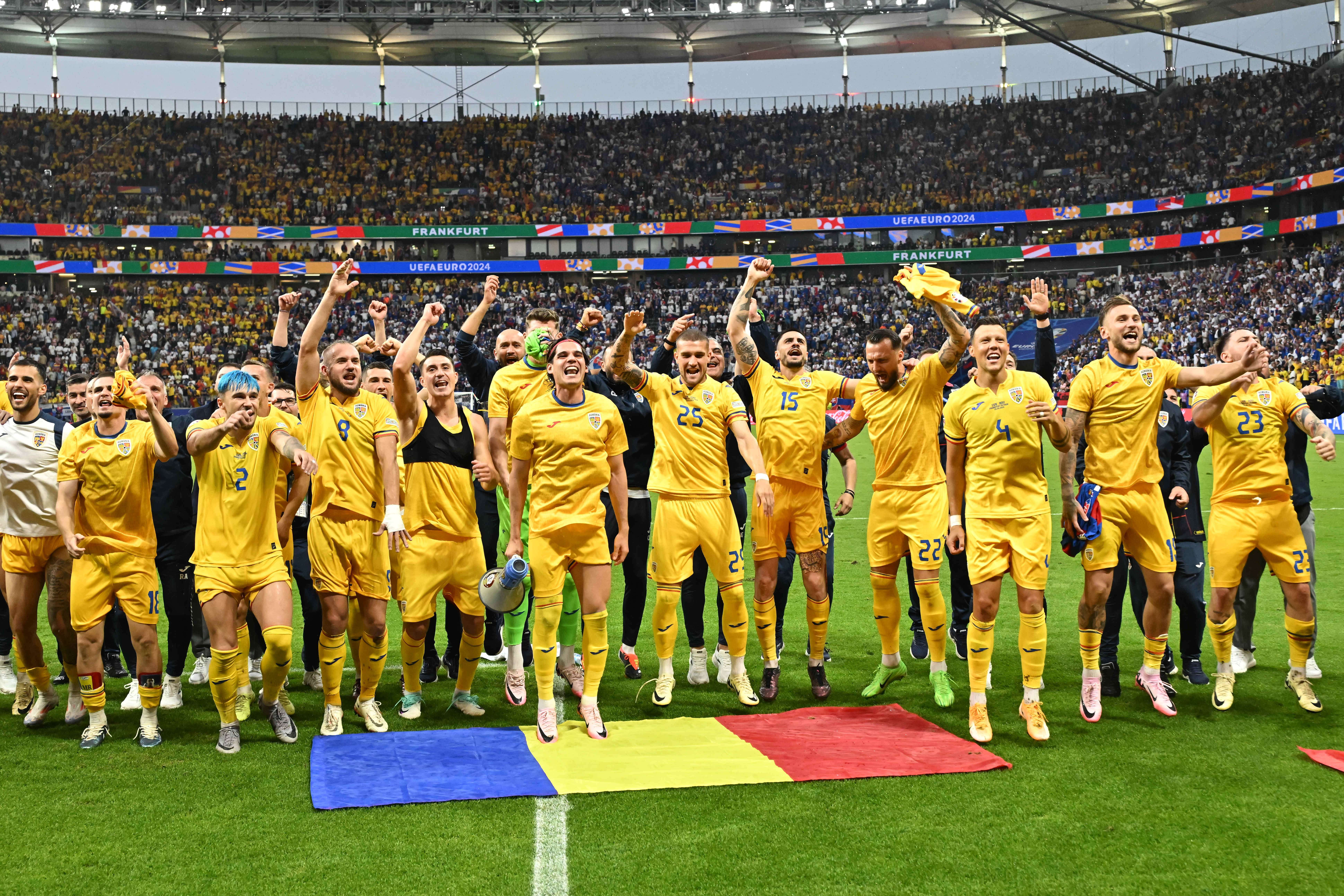 România are o șansă extraordinară de a fi în prim-planul lumii, cum a fost acum 30 de ani: Dacă se va califica la Campionatul Mondial de Fotbal, va juca primul meci cu Australia la Vancouver (Canada) unde este o bună comunitate de români, iar ultimul meci din grupă îl va juca în fața unei audiențe imense la Los Angeles cu SUA