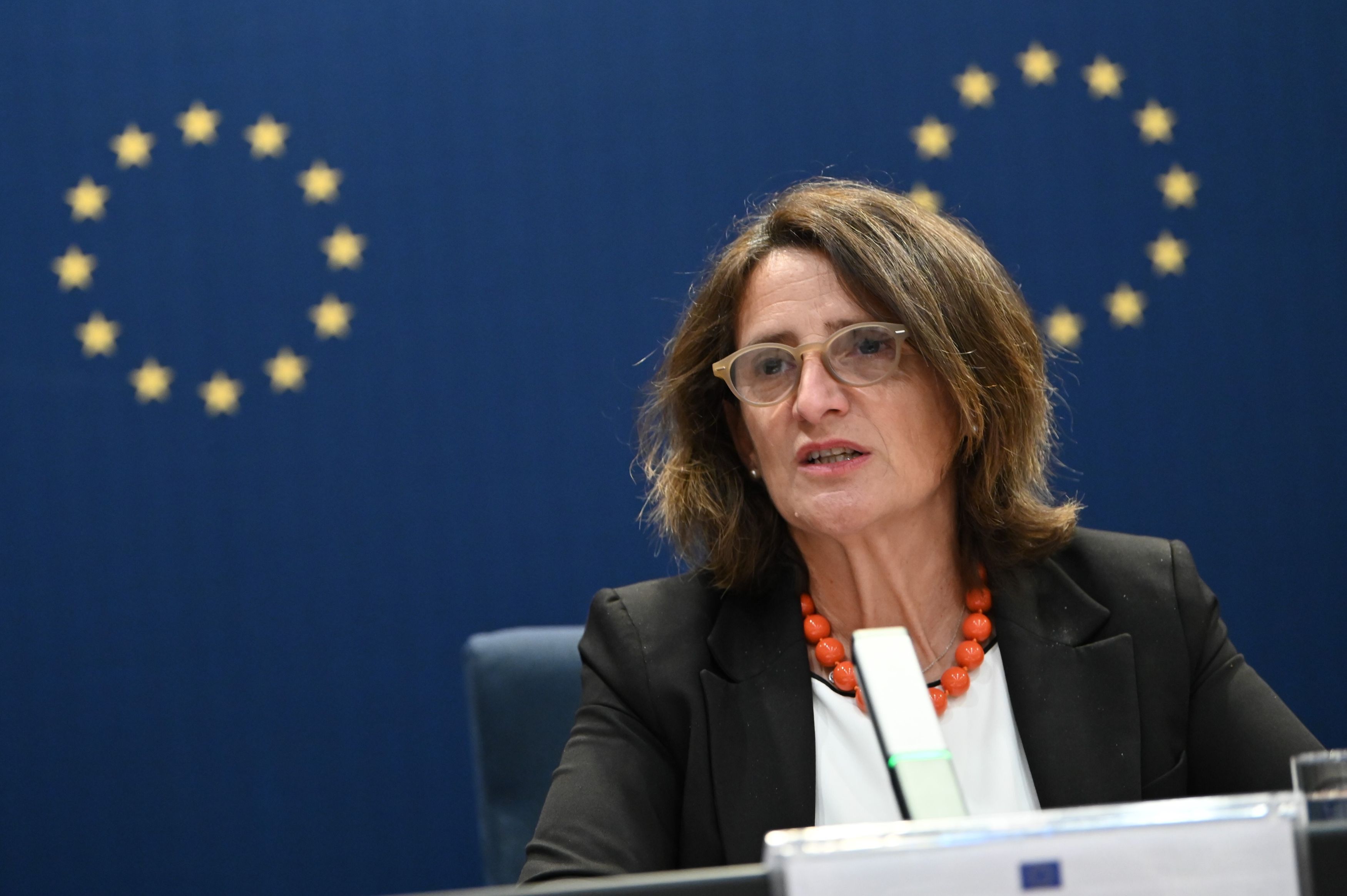În timp ce marile corporații europene - susținute și de rapoartele Draghi și Letta - cer debirocratizare și dereglementare pentru a putea supraviețui competiției americane și asiatice, Comisia vede lucrurile diametral opus. Teresa Ribera, comisarul european pentru concurență: Europa trebuie să își apere ferm sistemul de reglementare pentru a rămâne competitivă la nivel global
