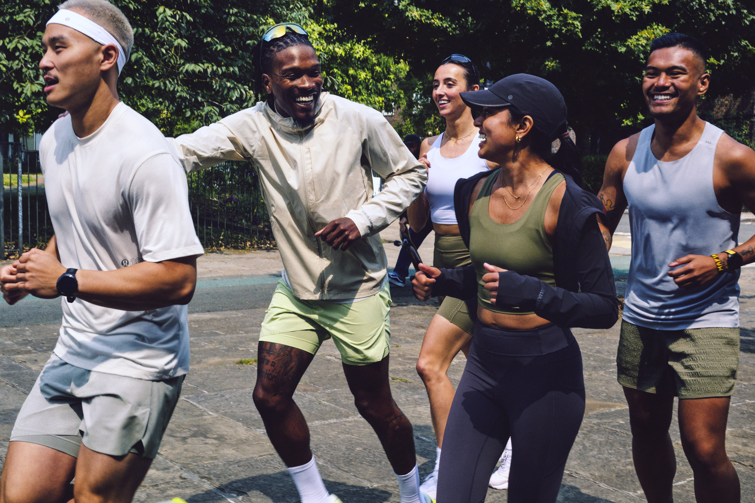 Piața de modă continuă să atragă nume noi deși inflația a pus frână consumului. Brandul de echipamente sportive Lululemon și grecii de la Anna Maria Mazaraki intră pe piață, în timp ce Primark accelerează expansiunea