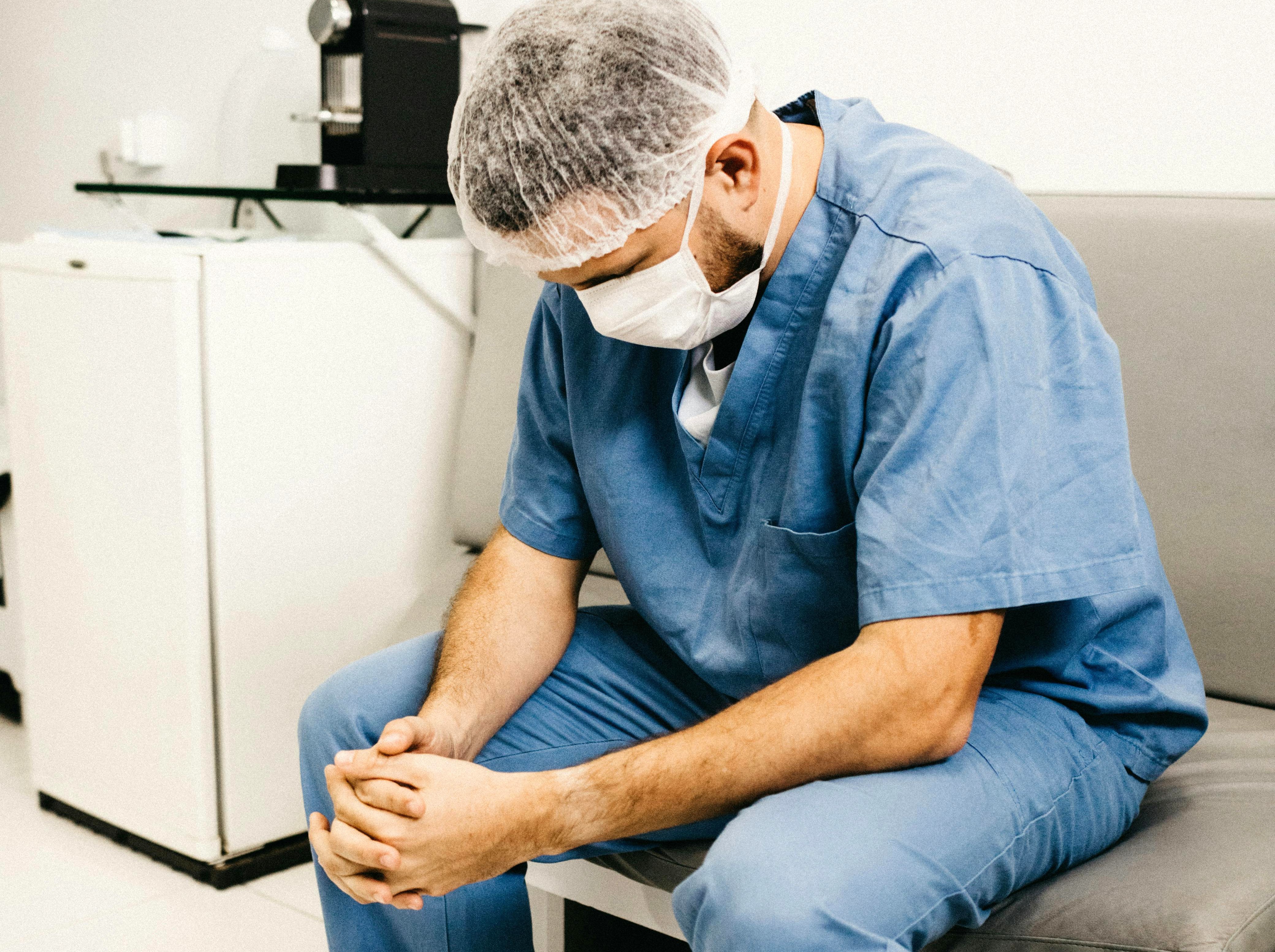 Cum a reușit un medic epuizat și supărat că nu își poate face meseria așa cum trebuie să transforme neajunsurile într-o afacere de sute de milioane de dolari?