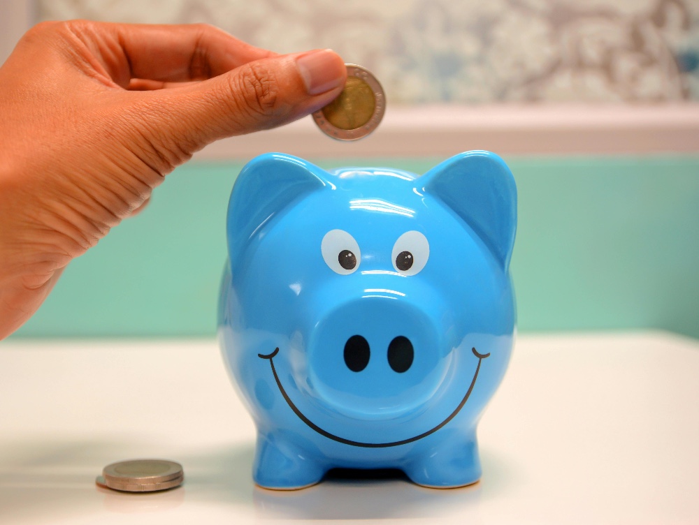 Când salariul dispare, dar ratele rămân: Concediată cu ipotecă de 2.800 de dolari pe lună și datorii, o tânără din SUA și-a reinventat bugetul și a descoperit că disciplina financiară poate înlocui un salariu generos. Care sunt trucurile de economisire care au ajutat-o să reziste financiar