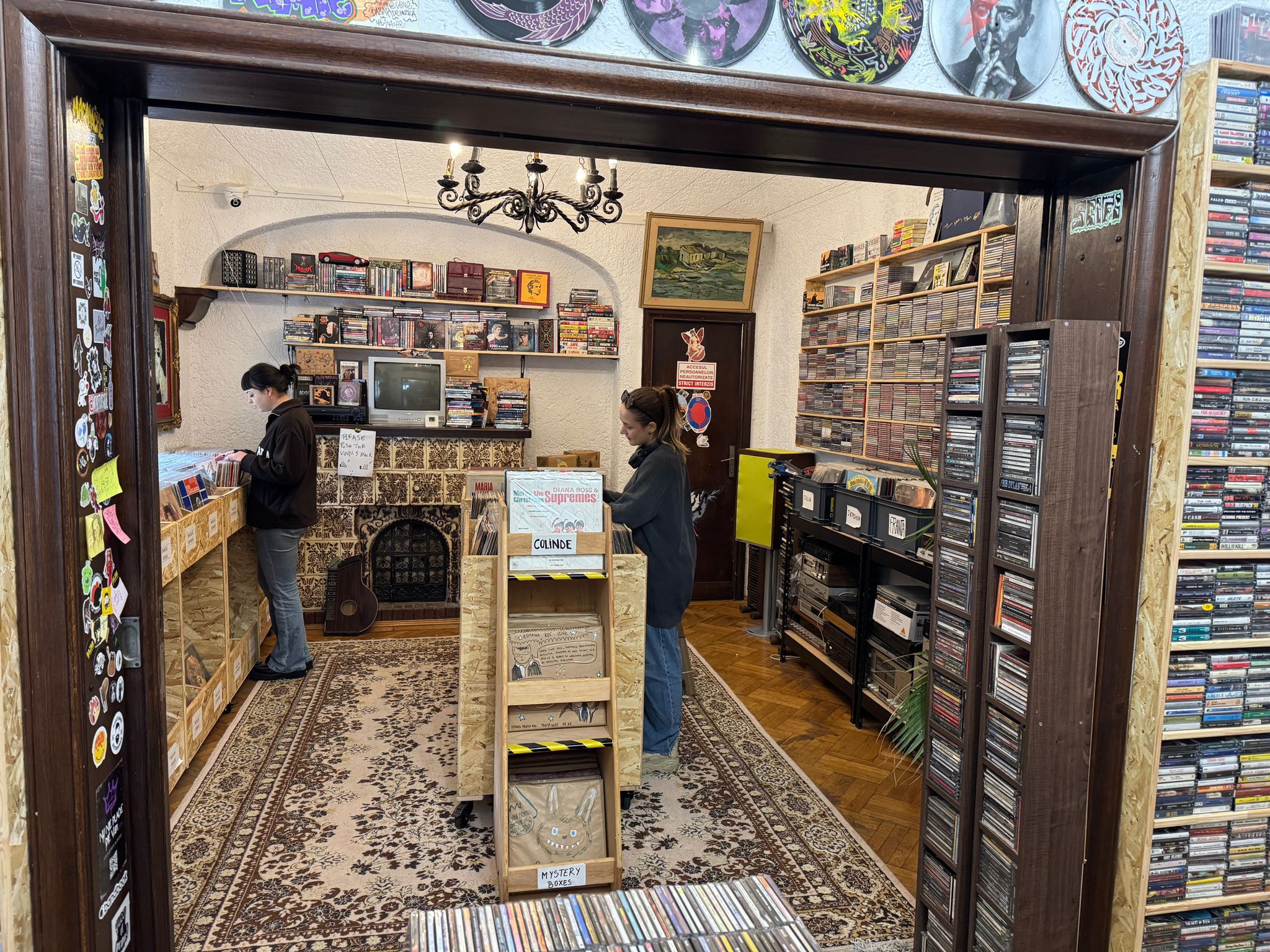 Muzica analog, care a influențat generații întregi, redevine cool pentru gen Z. Dana, 21 de ani: Îmi place să am obiecte care nu depind de tehnologie. Colecția mea de viniluri începe cu albume primite inclusiv de la bunicii mei de când erau tineri