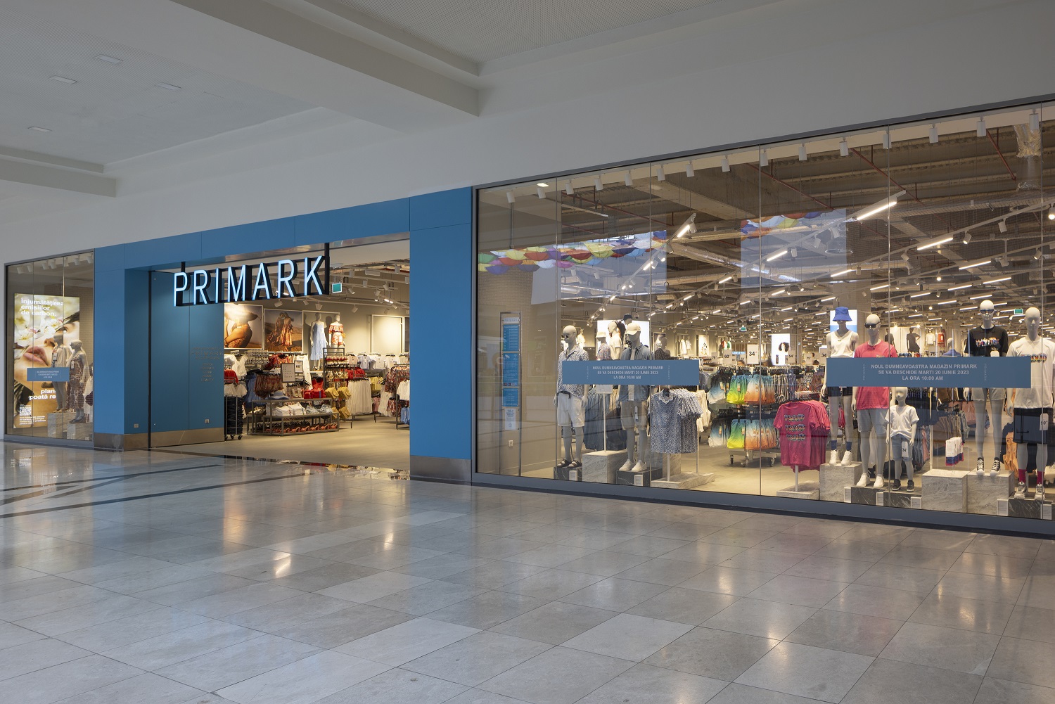 Retailerul irlandez Primark continuă extinderea pe piața din România și anunță patru magazine noi în 2026, la Sibiu, Bacău, Iași și Craiova, ajungând la 8 unități