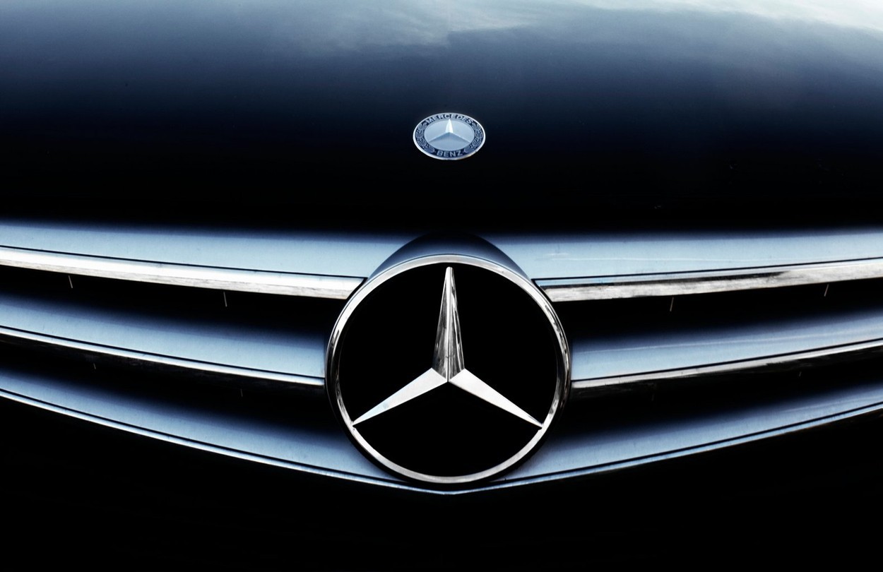 Mercedes-Benz și Meta duc robotica un pas mai departe decât alții, urmând să-și hrănească angajații cu mese preparate de roboți
