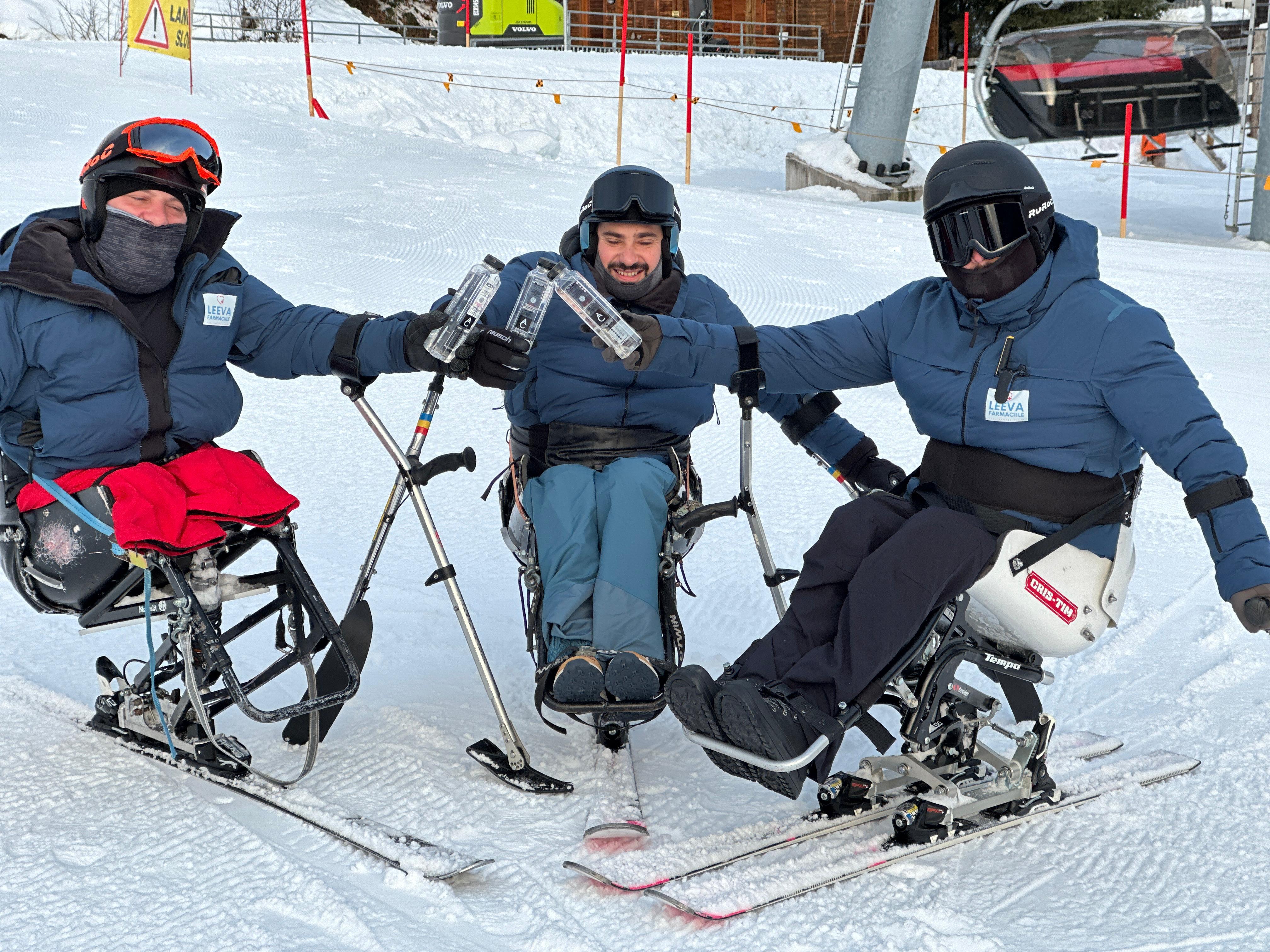 (P) PREMIERĂ ISTORICĂ PENTRU CAIAC SMILE. ECHIPA CAIAC SMILE A REPREZENTAT ROMÂNIA LA PRIMA SA COMPETIȚIE INTERNAȚIONALĂ DE SIT-SKI CU O ECHIPĂ COMPLETĂ