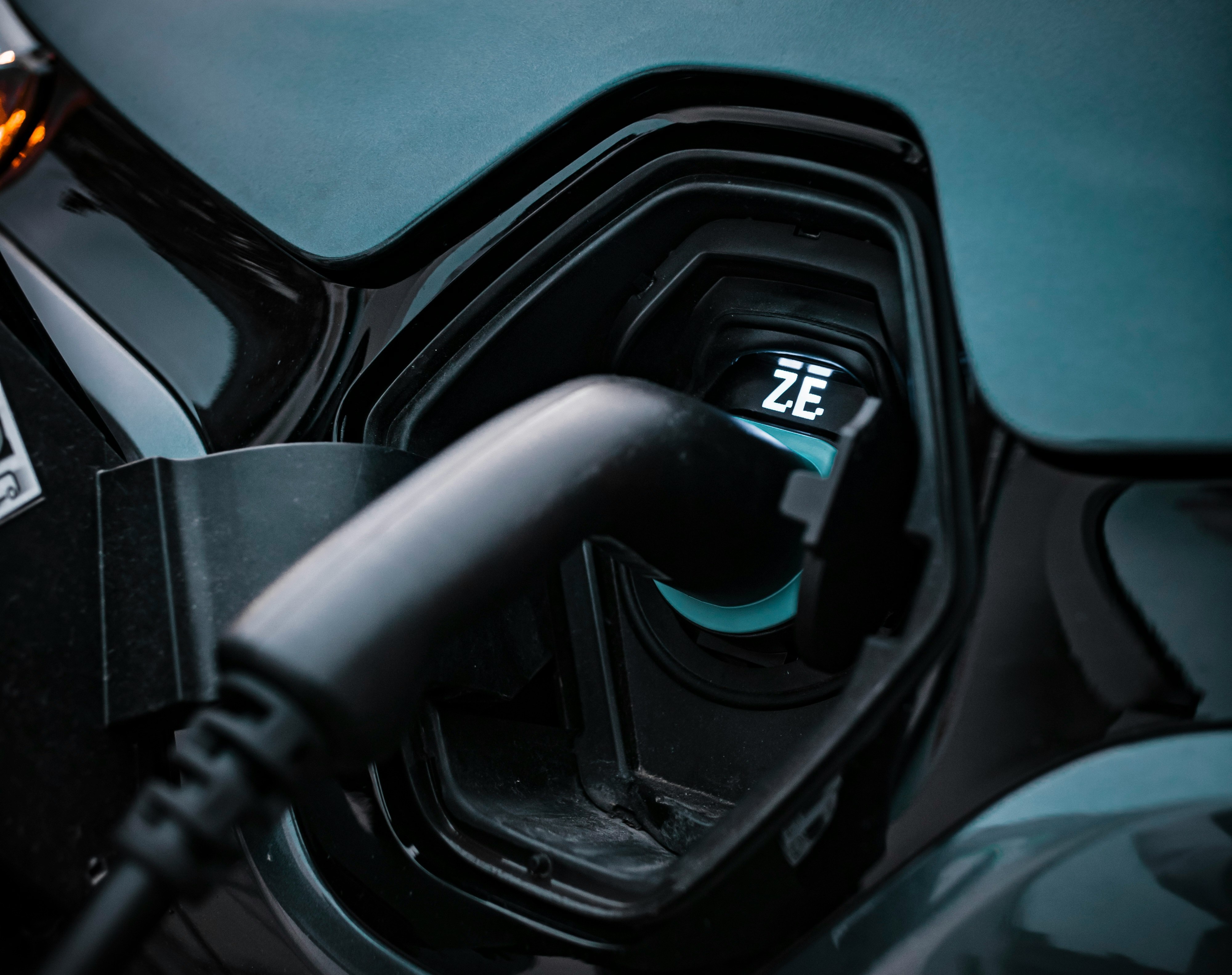 Visul electric a murit? Unul dintre cei mai mari constructori auto la nivel global, elimină accizele pe benzină și vrea să reducă la jumătate prețul pentru un litru de combustibil
